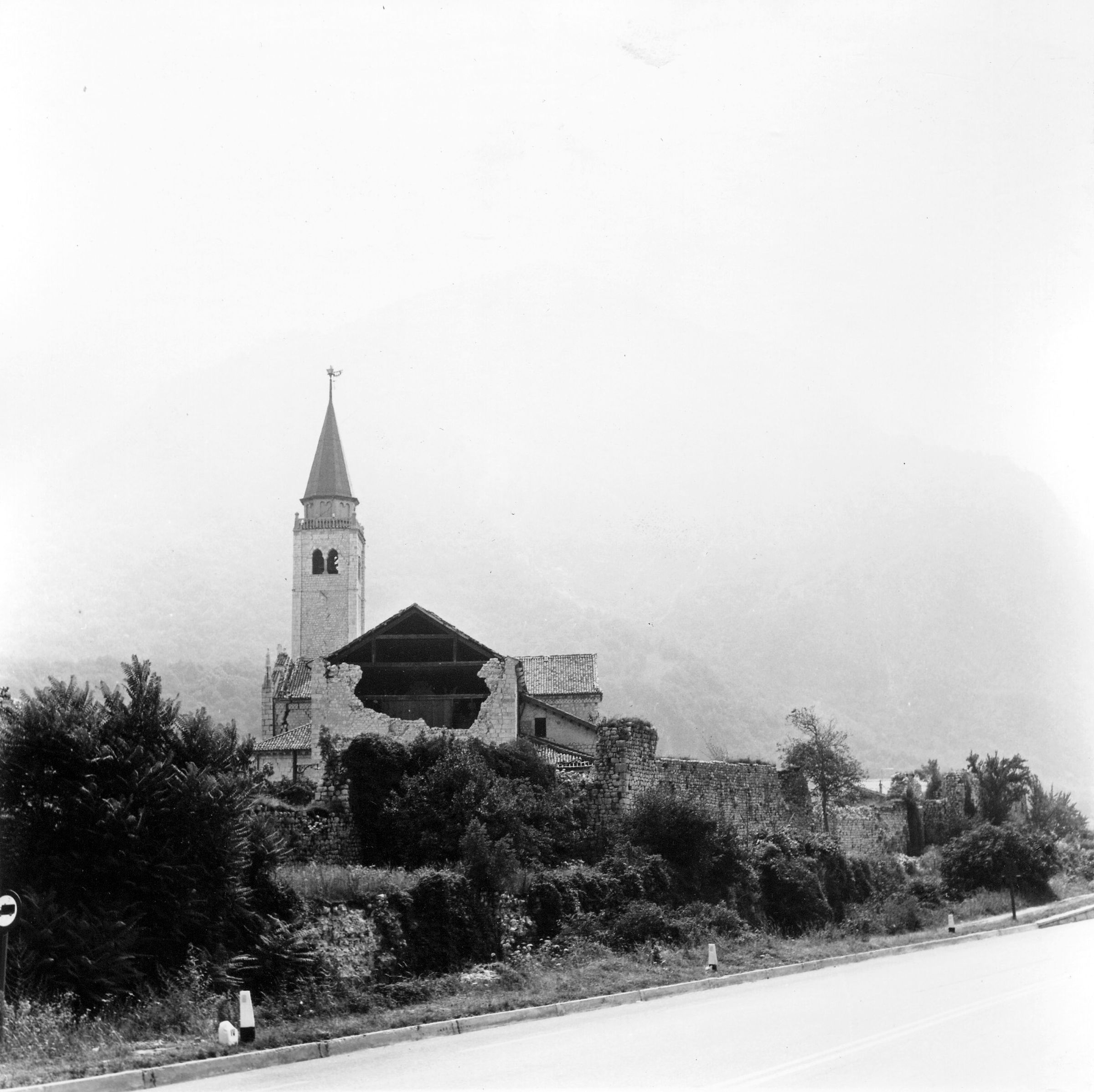 Fotografo non identificato, Venzone - Terremoto, contesto urbano danneggiato, vista generale, esterno, 1976, gelatina ai sali d'argento/ pellicola (acetati), 6x6cm, N032522