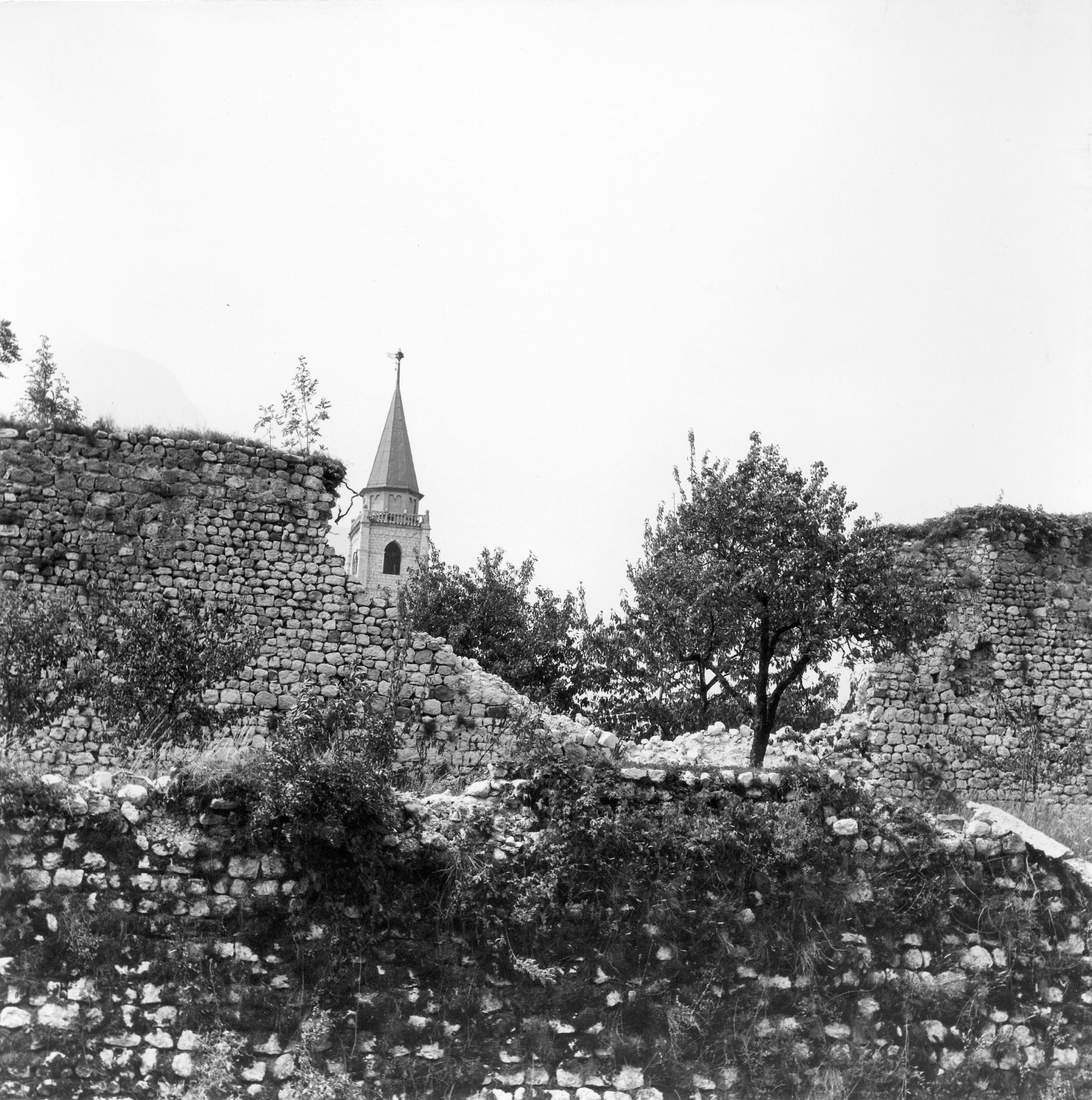 Fotografo non identificato, Venzone - Terremoto, cinta muraria, vista di dettaglio, esterno, 1976, gelatina ai sali d'argento/pellicola (acetati), 6x6cm, N032533