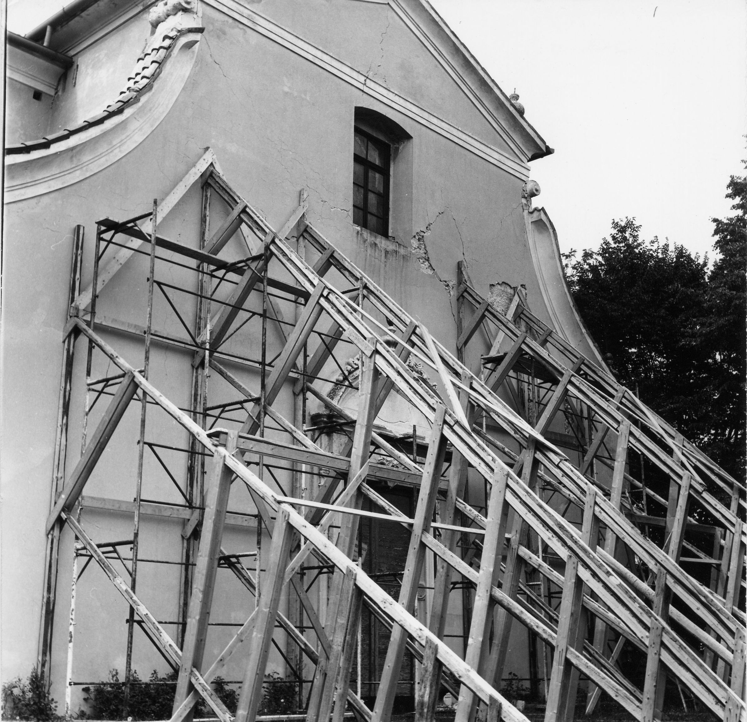 Fotografo non identificato, San Daniele del Friuli, Castello - Terremoto, Chiesa di S. Daniele, facciata, vista generale, esterno, 1976, gelatina ai sali d'argento/pellicola (acetati), 6x6cm, N032605