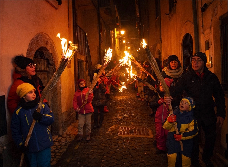 Roberto Monasterio, Le torcette in processione, fotografia digitale