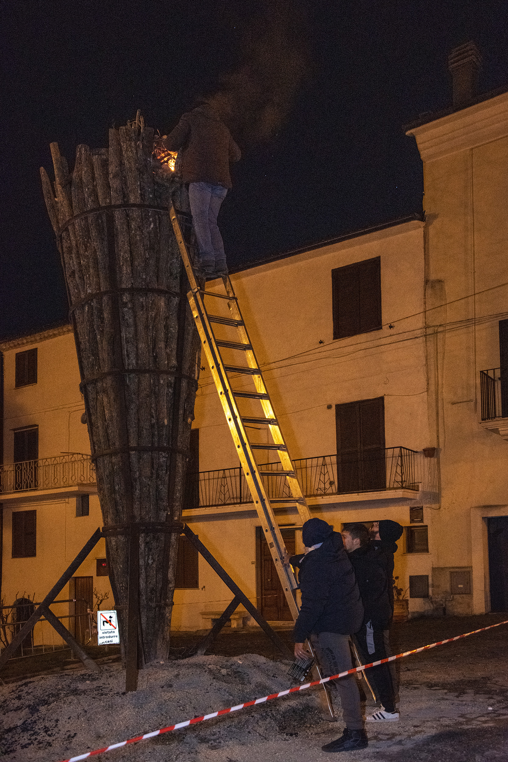 Roberto Monasterio, L'accensione del torcione, 2020, fotografia digitale