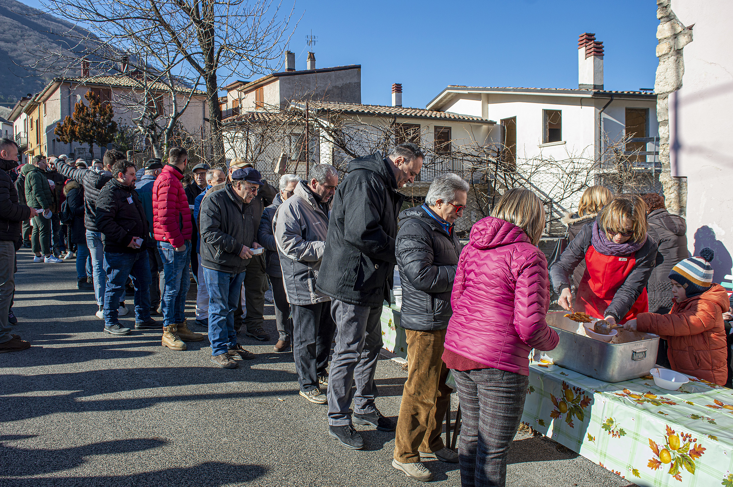 Roberto Monasterio, Distribuzione della pasta su Via del Pozzo, fotografia digitale