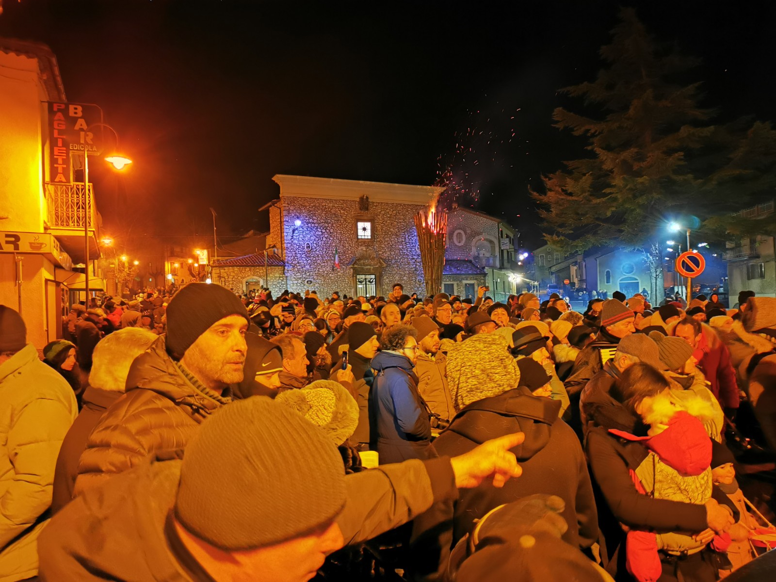 Giampiero Cianfarani, Il corteo in Piazza Ara dei Santi, fotografia digitale