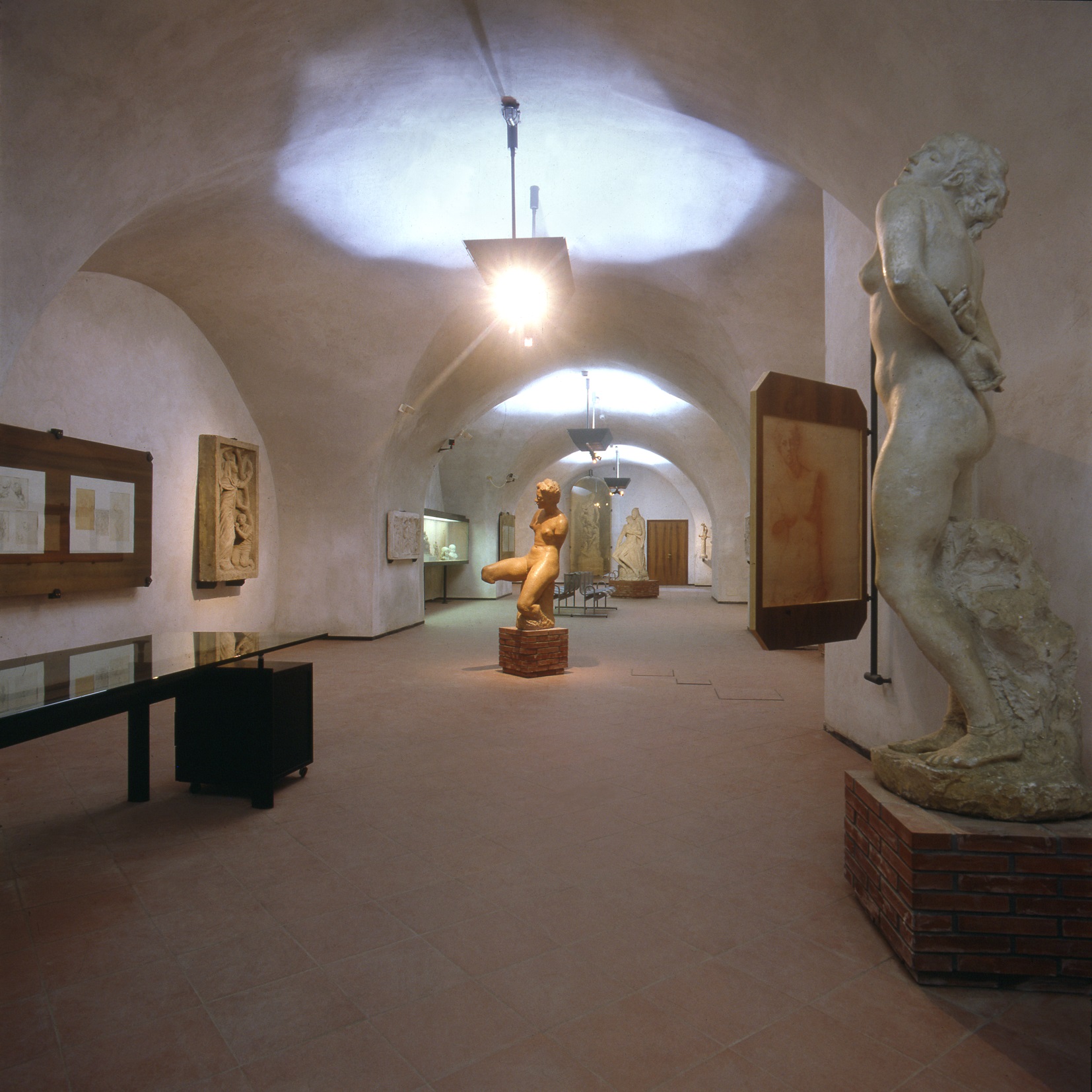 Pino Piccardo, Prima sede del Museo Renata Cuneo: la gipsoteca al piano interrato del baluardo di San Bernardo, fortezza del Priamàr, Savona, 1990, fotografia digitale ricavata da stampa da negativo.