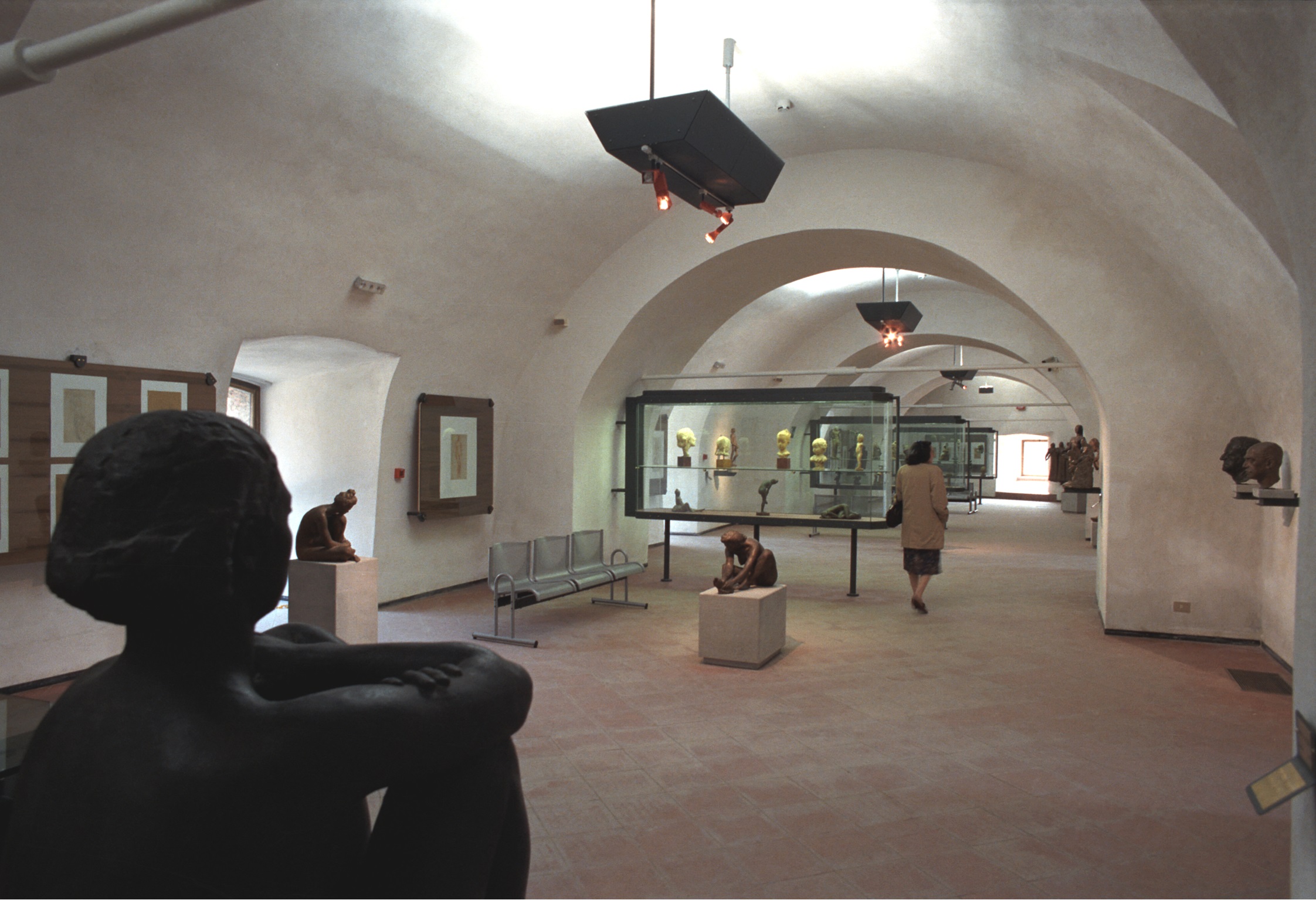 Pino Piccardo, Prima sede del Museo Renata Cuneo: una delle salette dei disegni nel baluardo di San Bernardo, fortezza del Priamàr, Savona, 1990, fotografia digitale ricavata da stampa da negativo.