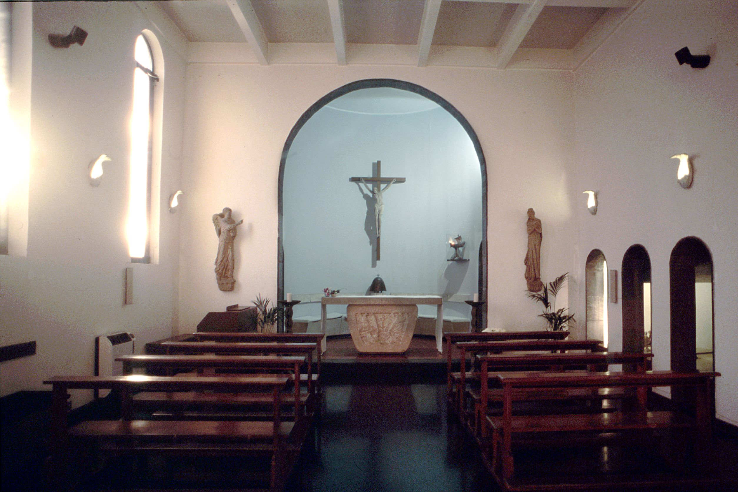 Pasquale Gabbaria Mistrangelo, Crocifisso (terracotta), Angelo Annunziante e Madonna Annunciata (terracotta), altare (pietra) e arredi sacri (ceramica) per l’interno di San Raffaele al Porto (1952-1970), 2017, fotografia digitale.