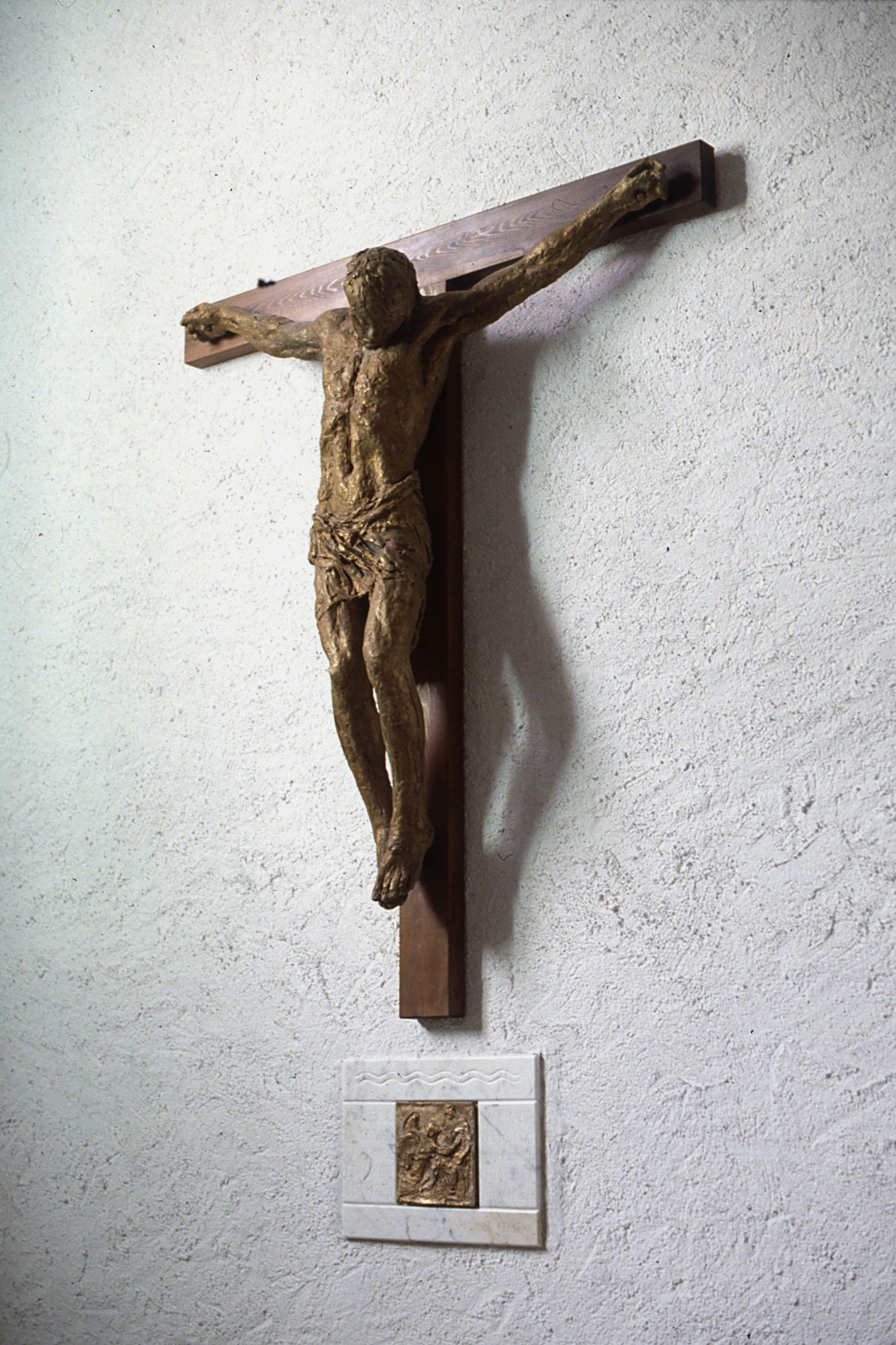 Pasquale Gabbaria Mistrangelo, Crocifisso e tabernacolo (bronzo, 1988), Chiesa di Santa Maria Giuseppa Rossello in piazza Giovanni Amendola, Savona, 1988, fotografia digitale ricavata da stampa da negativo.