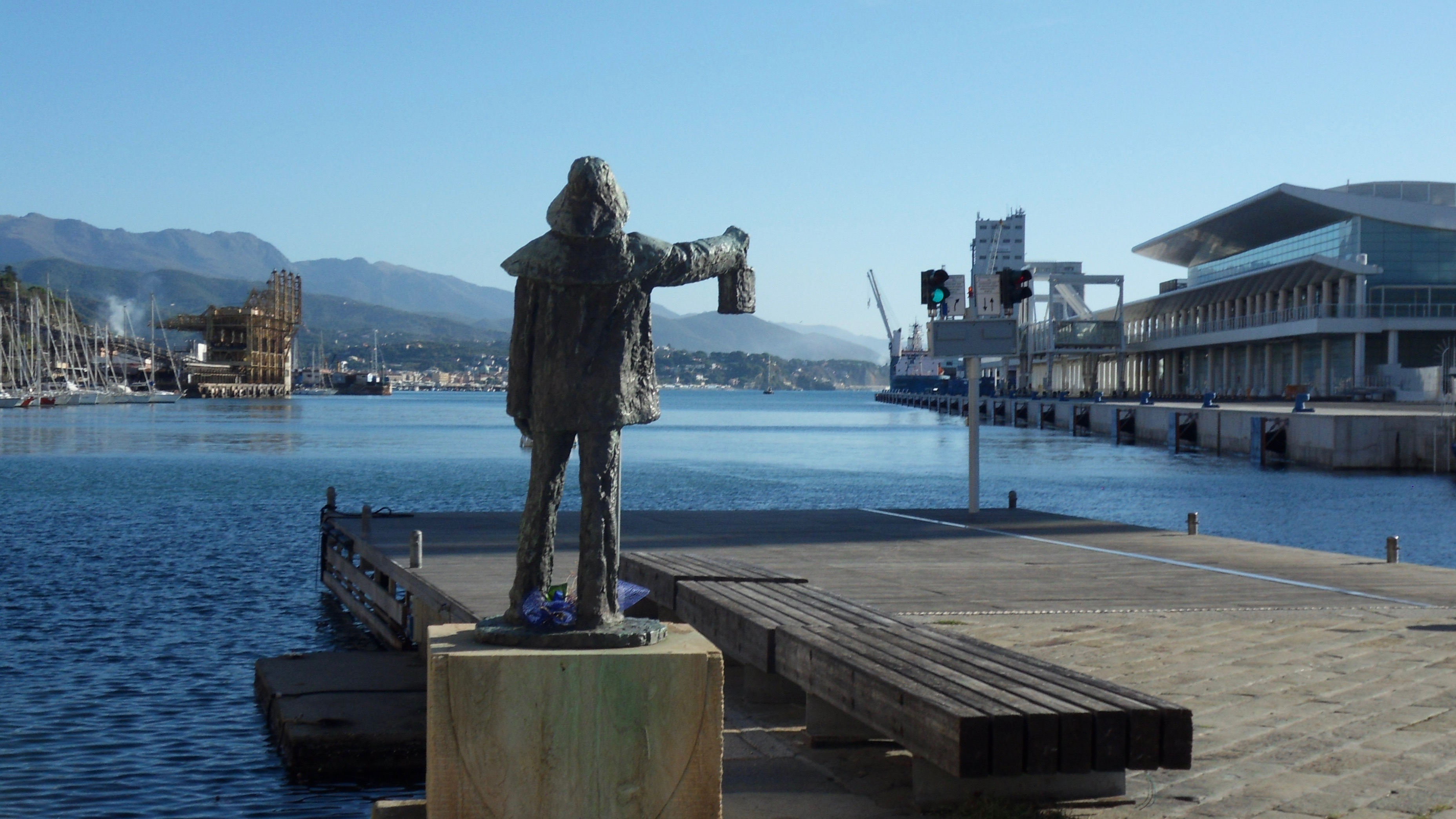 Pasquale Gabbaria Mistrangelo, “Monumento al Marinaio” di Renata Cuneo (bronzo, 1986) piazzetta Gina Lagorio, Savona, 2021, fotografia digitale.