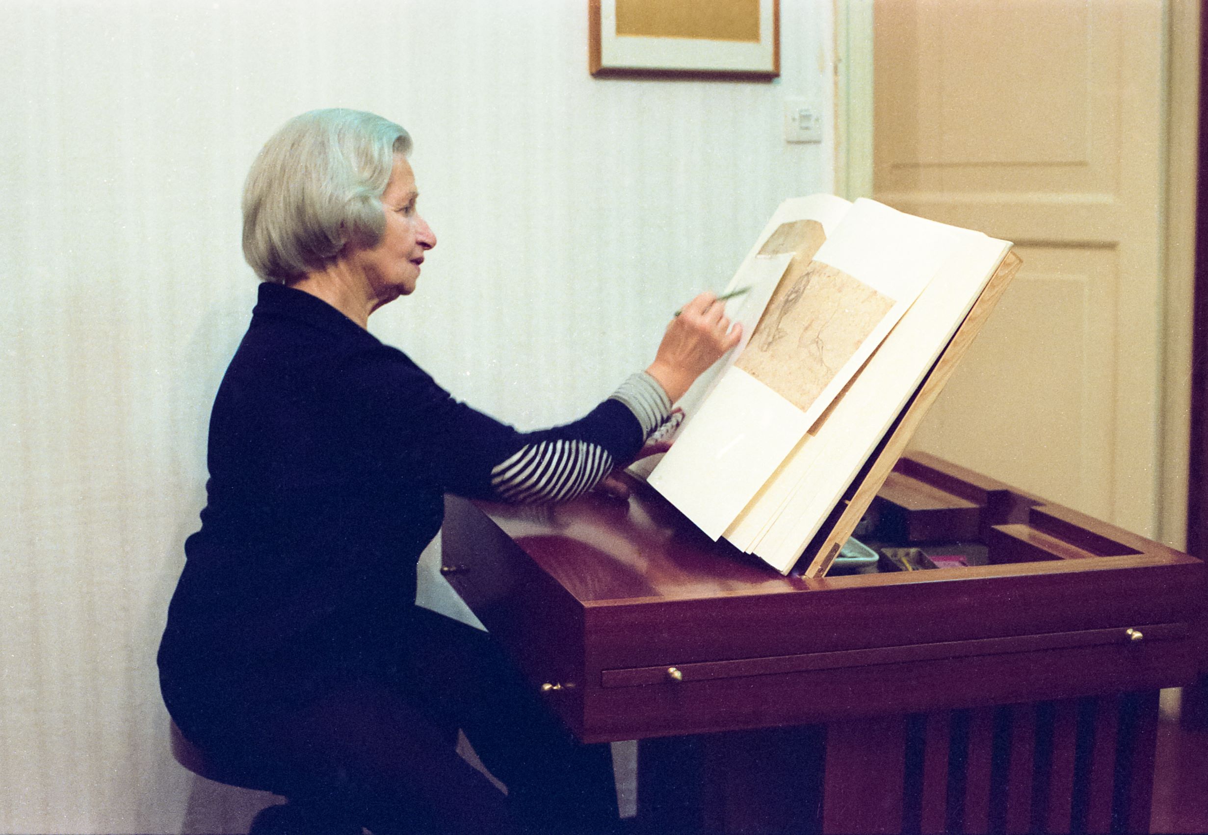 Pasquale Gabbaria Mistrangelo, Renata Cuneo disegna Michelangelo, 1978, fotografia digitale ricavata da stampa da negativo.