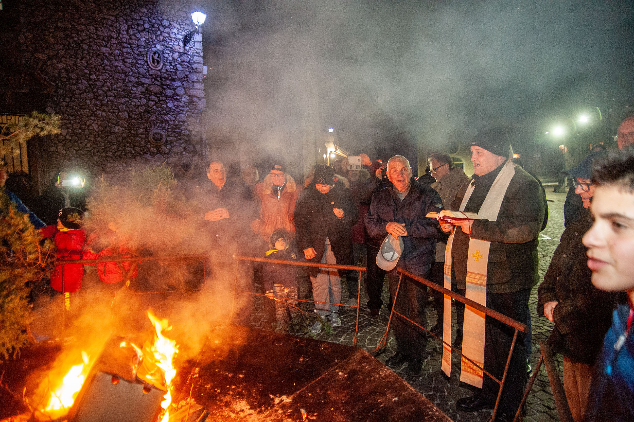 Roberto Monasterio, La benedizione del favore, 2018, fotografia digitale