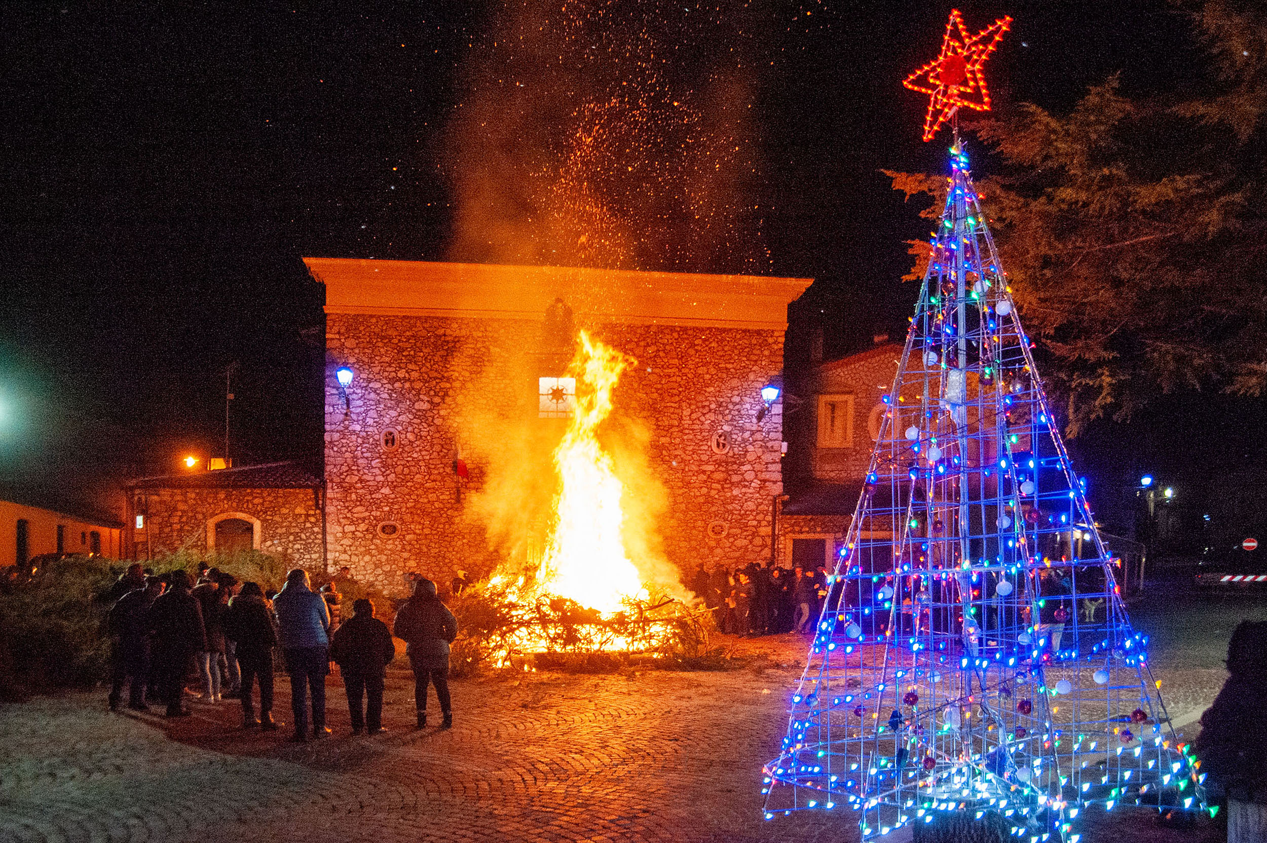 Roberto Monasterio, Il favore acceso in Piazza Ara dei Santi, 2018, fotografia digitale