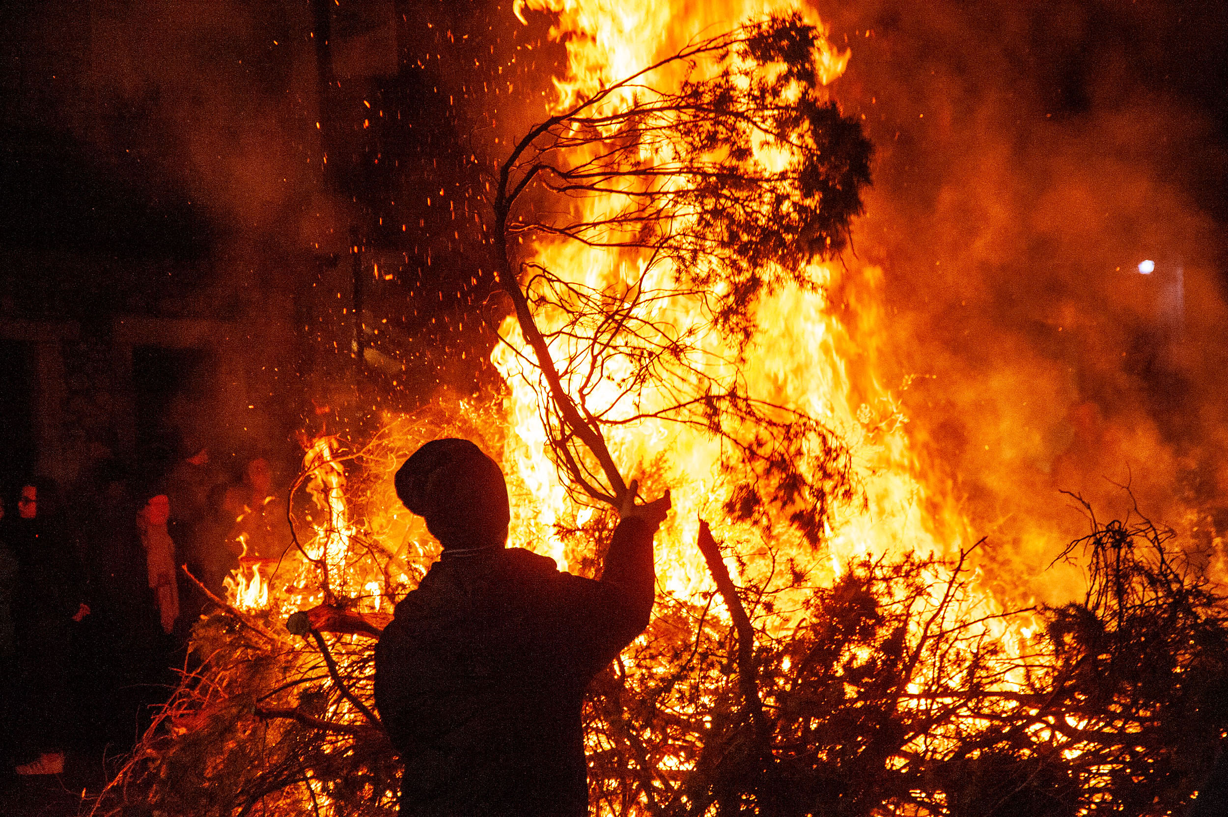 Roberto Monasterio, Il favore acceso in Piazza Ara dei Santi, 2018, fotografia digitale