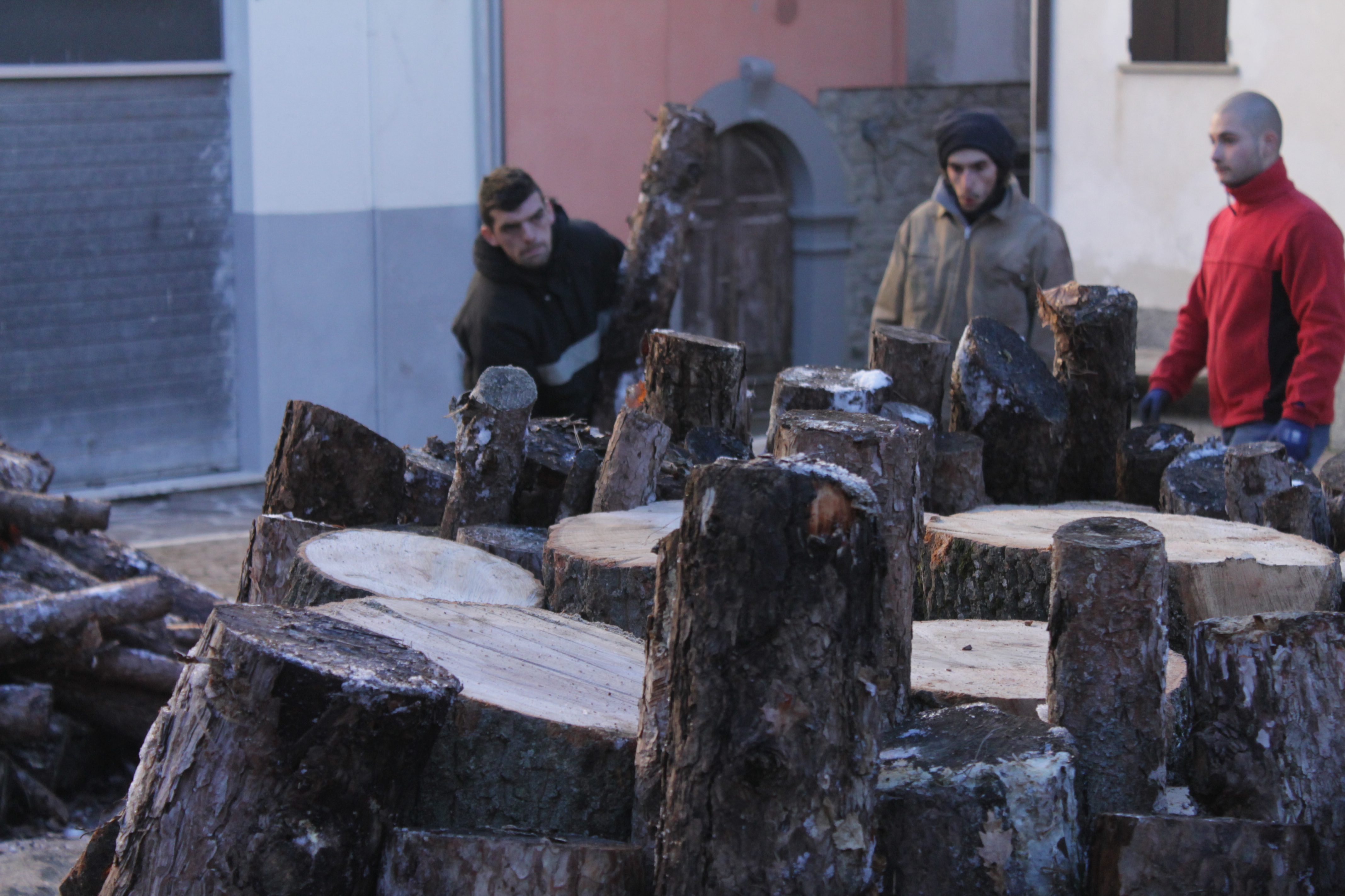 Gianfranco Spitilli, Costruzione della pira, fotografia digitale