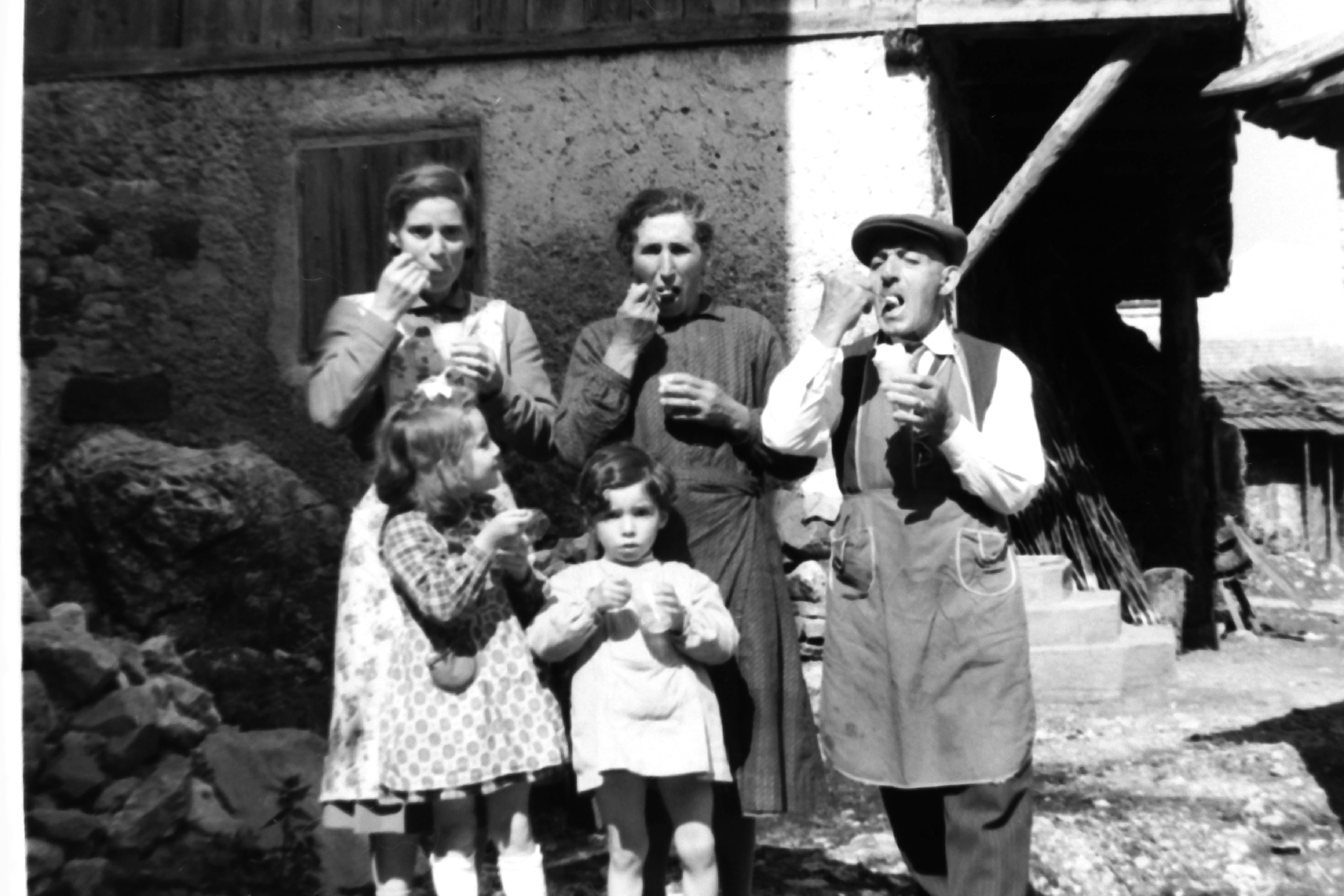 Lea Ampezzan, Consumo di gelato a Goima Val di Zoldo, sec. XX metà, ICCD_MODI_3203394392461