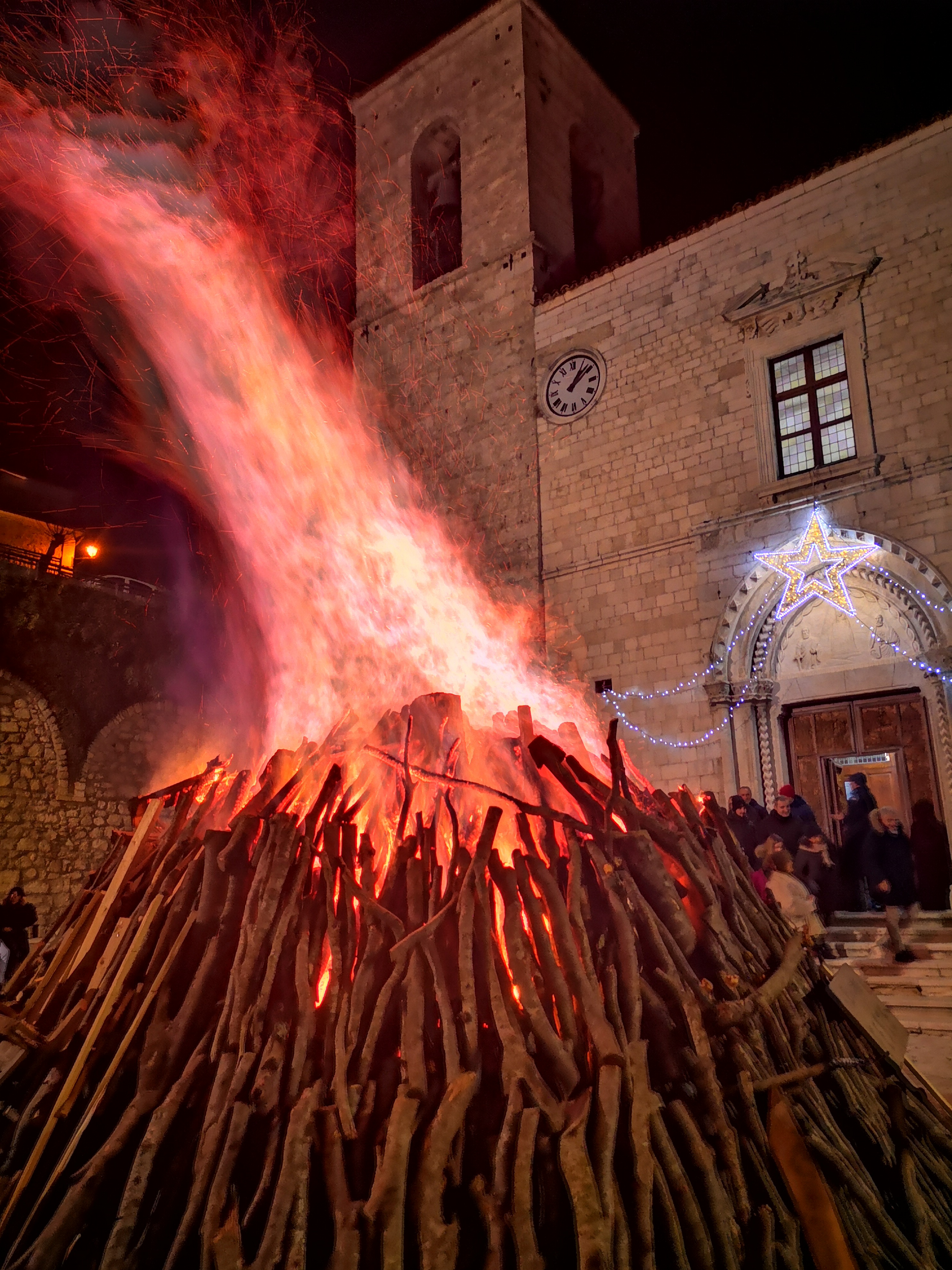 Paola Di Pirro, La tomba di Natale accesa nel piazzale della Chiesa dei Santi Pietro e Paolo, fotografia digitale