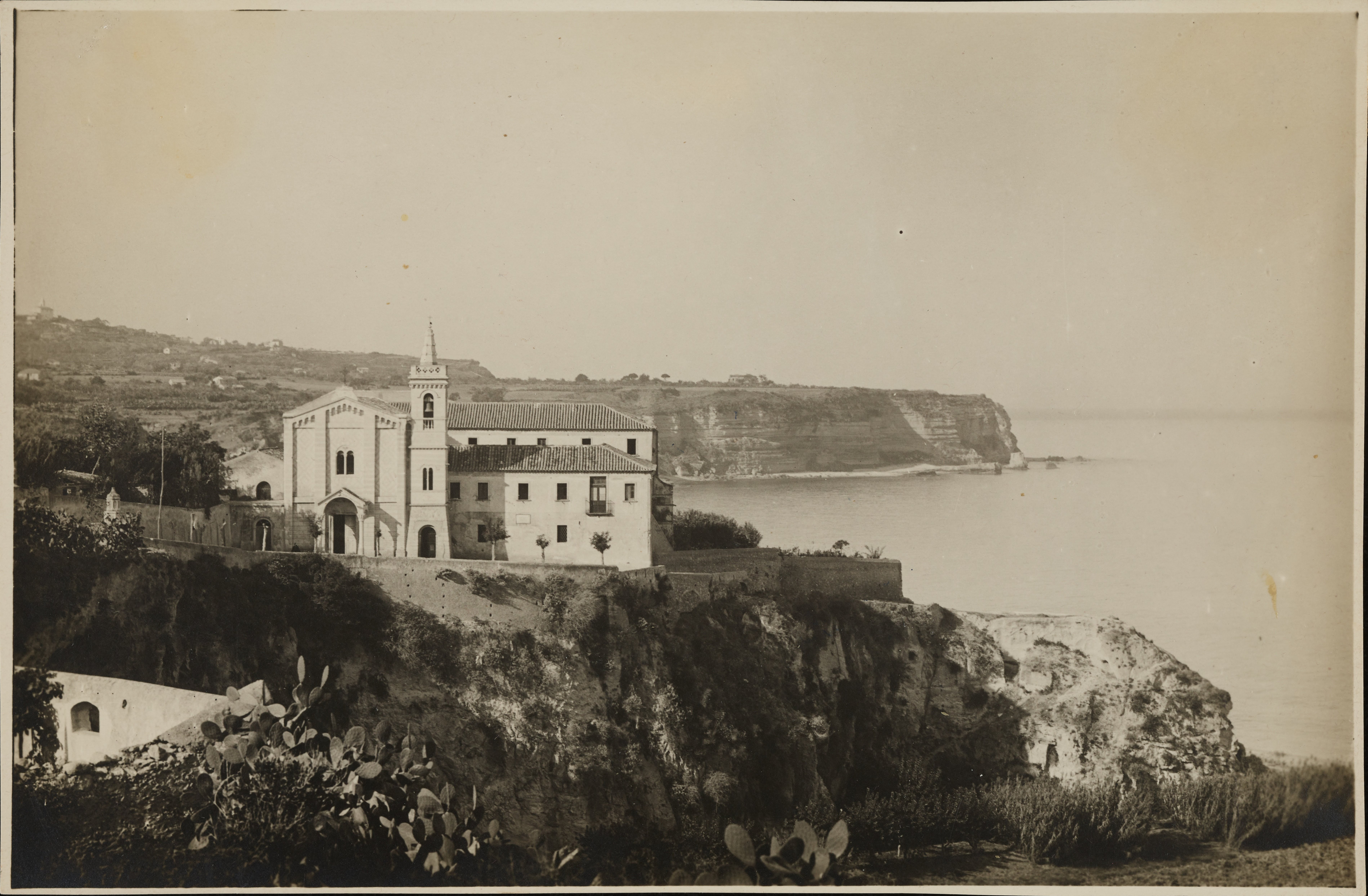 Fotografo non identificato, Tropea - Chiesa di S. Francesco e Convento della Sanità, MPI6122241