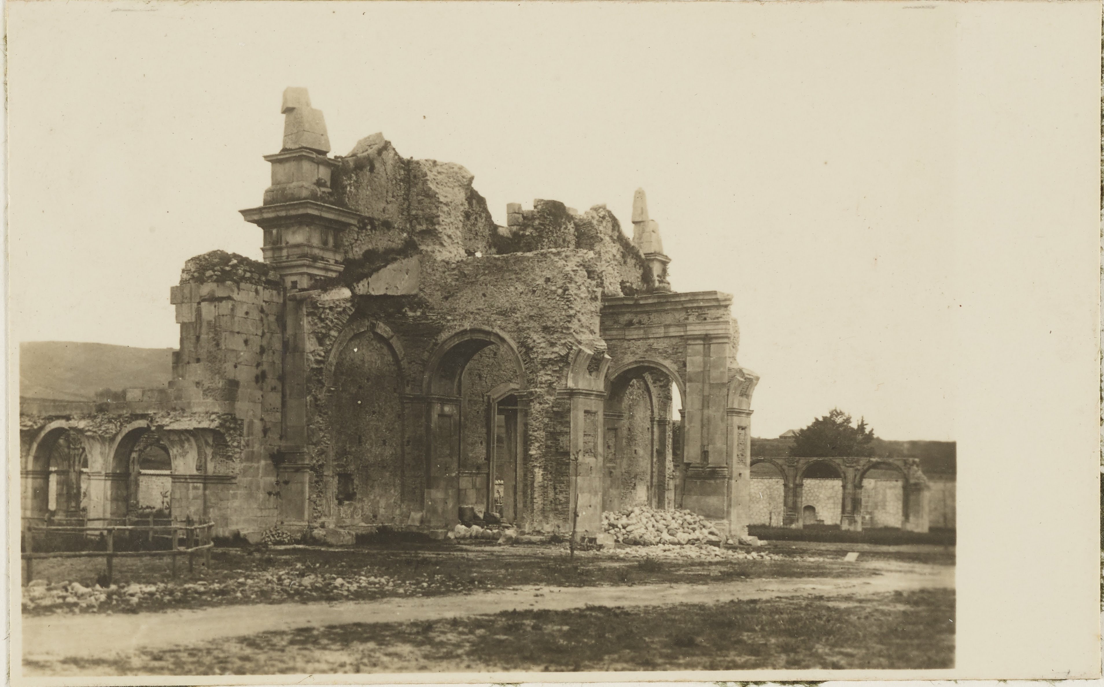 Fotografo non identificato, Serra San Bruno - Certosa dei Santi Stefano e Bruno, complesso monastico, ruderi, MPI6096855