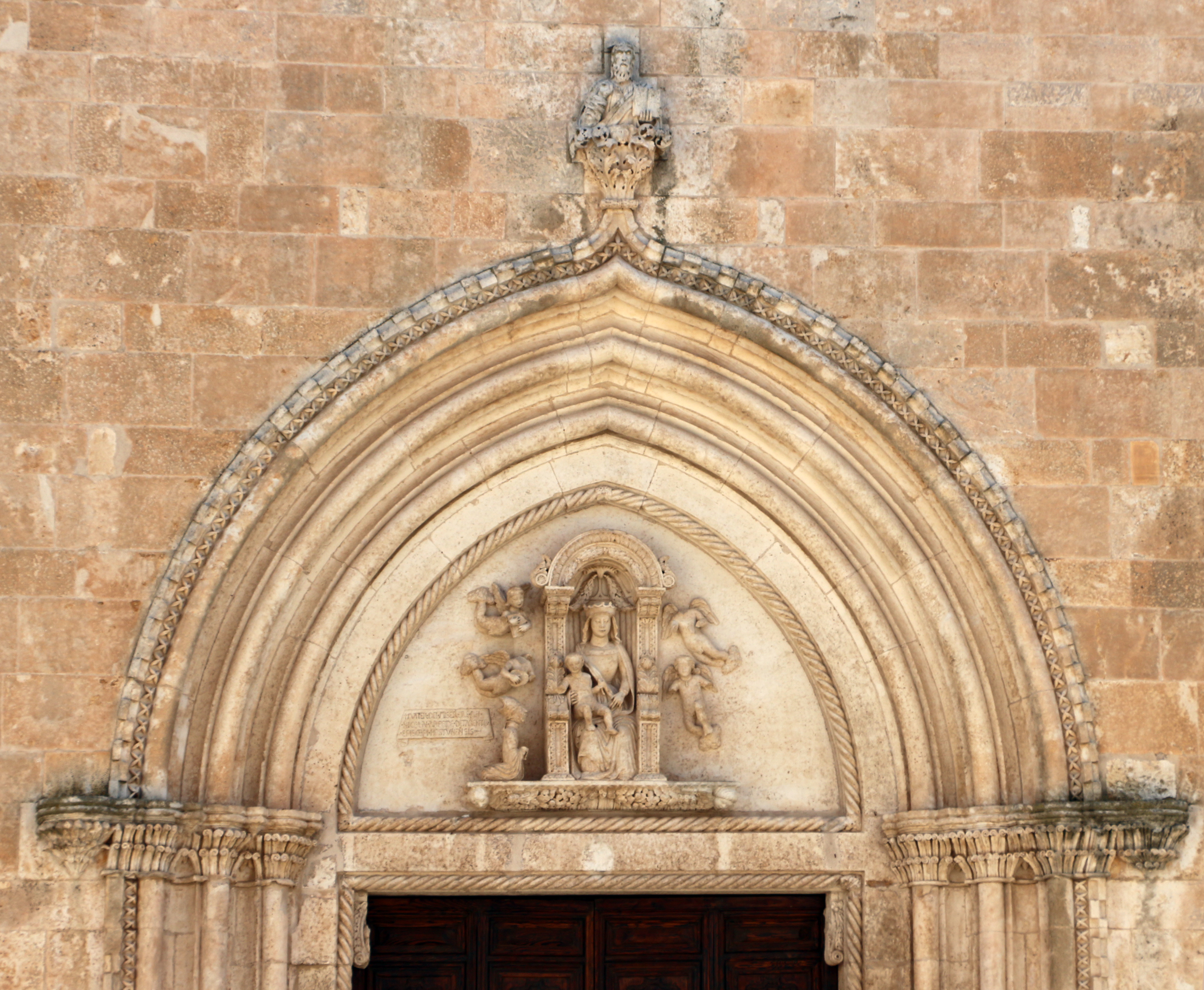 Sailko, Ostuni, cattedrale, esterno, particolare della lunetta del xv secolo, 2016, fotografia digitale