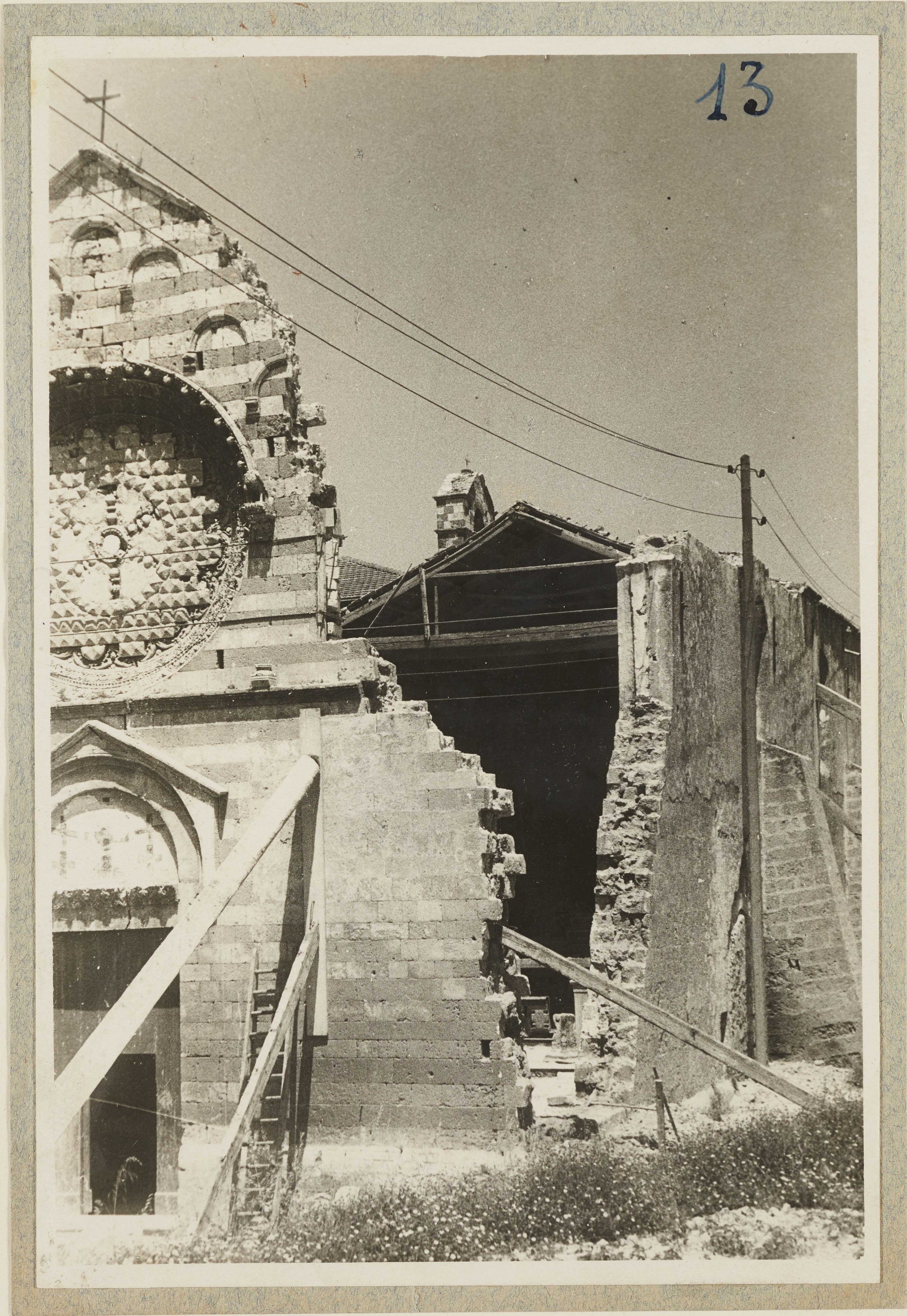 Fotografo non identificato, Brindisi - Chiesa del cristo, chiesa del cristo o del crocefisso, facciata e fianco durante i restauri, 1941-1960, gelatina ai sali d'argento, MPI141571