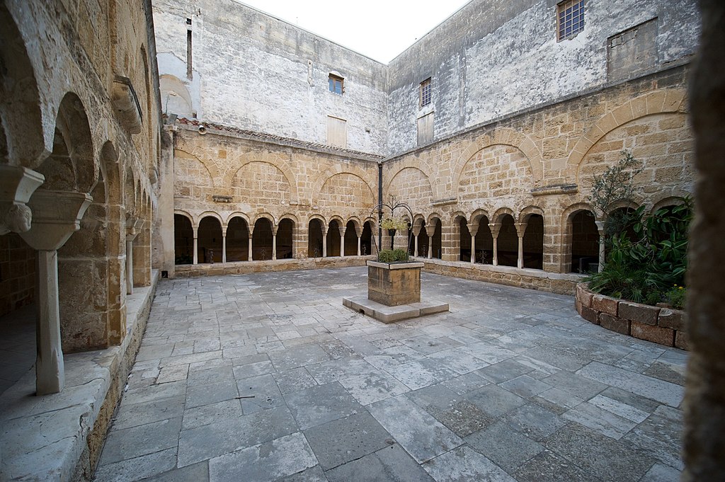 Mikils, Cortile interno del chiostro della Ex Abbazia di San Benedetto a Brindisi, 2012, fotografia digitale