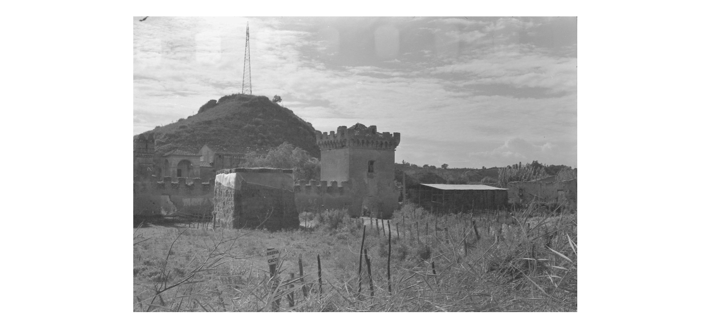 Autore non identificato, Corigliano Calabro - Convento di S. Mauro - mura esterne, 1973/1974, gelatina ai sali d'argento, R004978