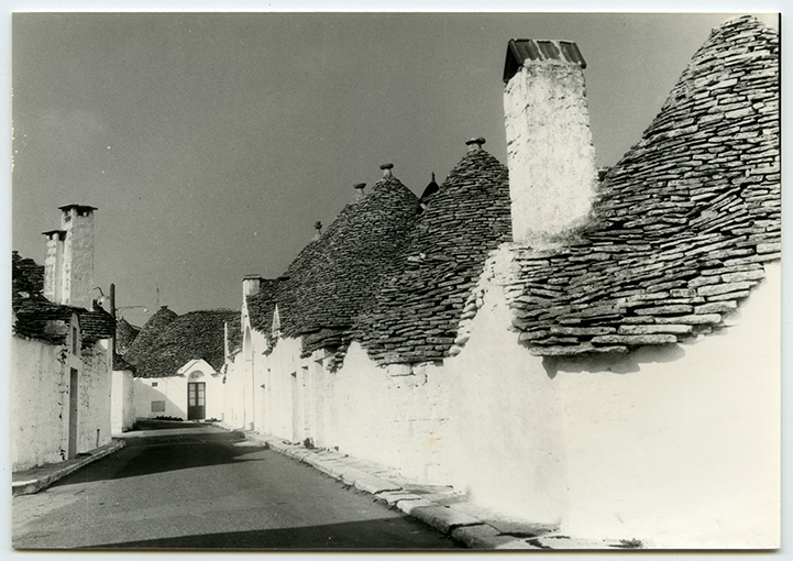 Autore sconosciuto, Alberobello – veduta dei trulli, 1878, gelatina bromuro d'argento/ carta, 1600367782