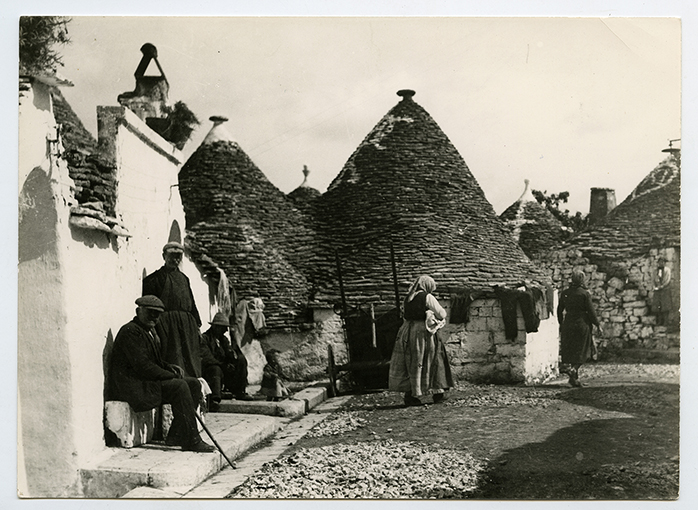 Michele Ficarelli, Alberobello – scorcio del centro storico, 1899-1900, gelatina bromuro d'argento/ carta,1600366992