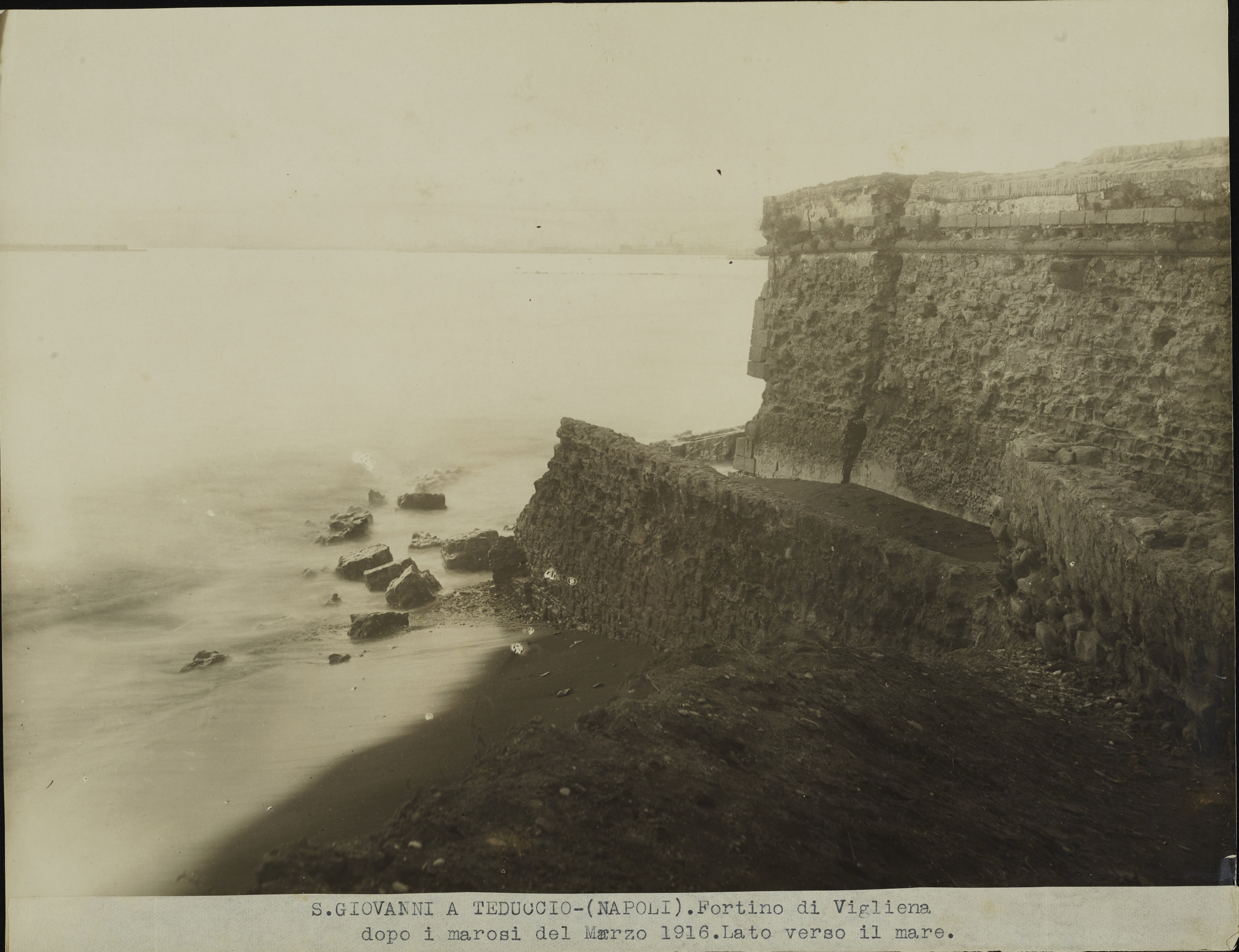 Fotografo non identificato, Napoli, S. Giovanni a Teduccio - Forte di Vigliena, post erosione, gelatina ai sali d'argento, MPI6072003