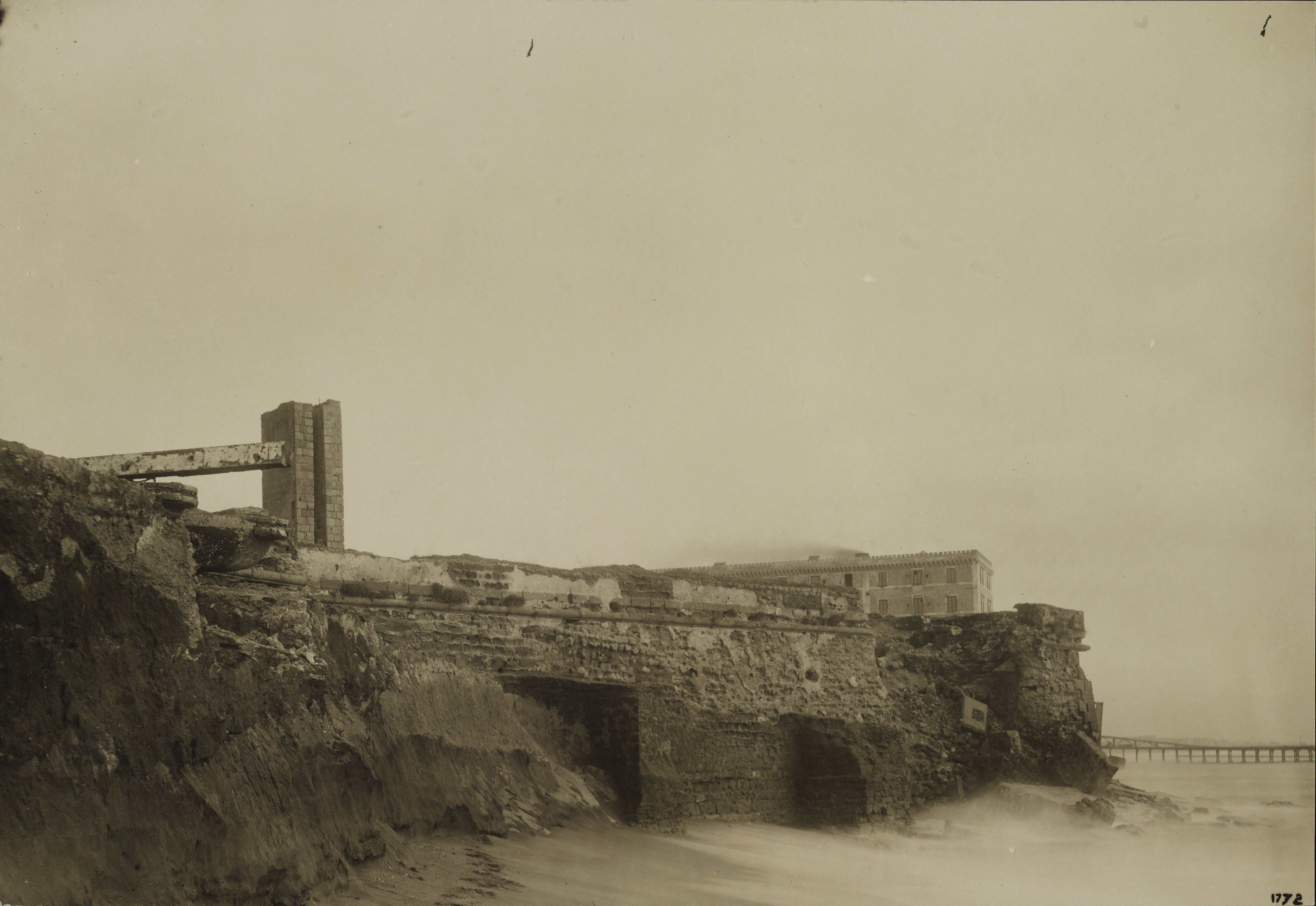 Fotografo non identificato, Napoli, S. Giovanni a Teduccio - Forte di Vigliena, post erosione, gelatina ai sali d'argento, MPI6072007