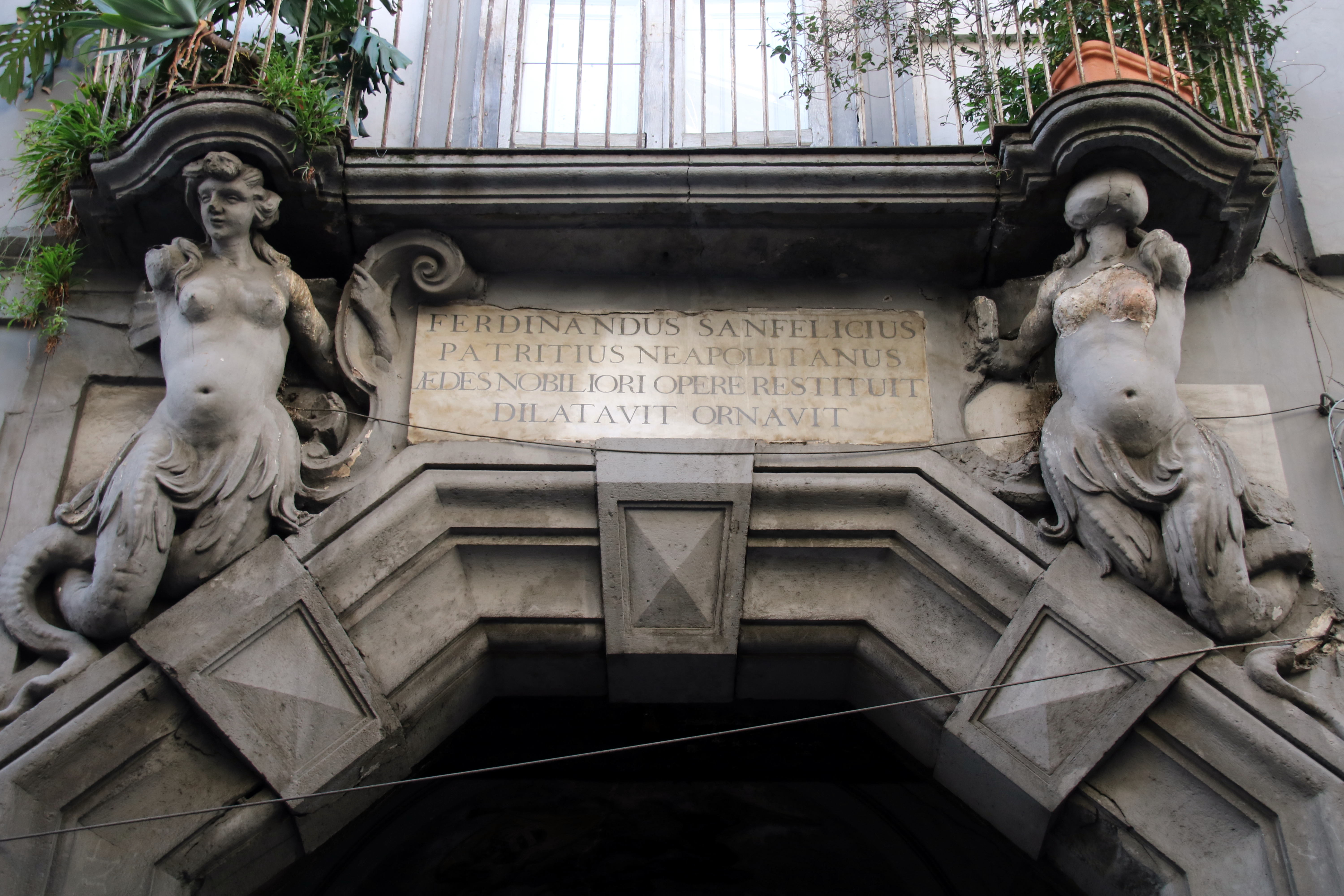 Mongolo1984, Palazzo Sanfelice (Napoli), lapide riferito al palazzo da lui acquistato e ristrutturato: «Ferdinando Sanfelice patrizio napoletano restaurò la casa, con opere più nobili, ampliandola e ornadola.», 2018, fotografia digitale