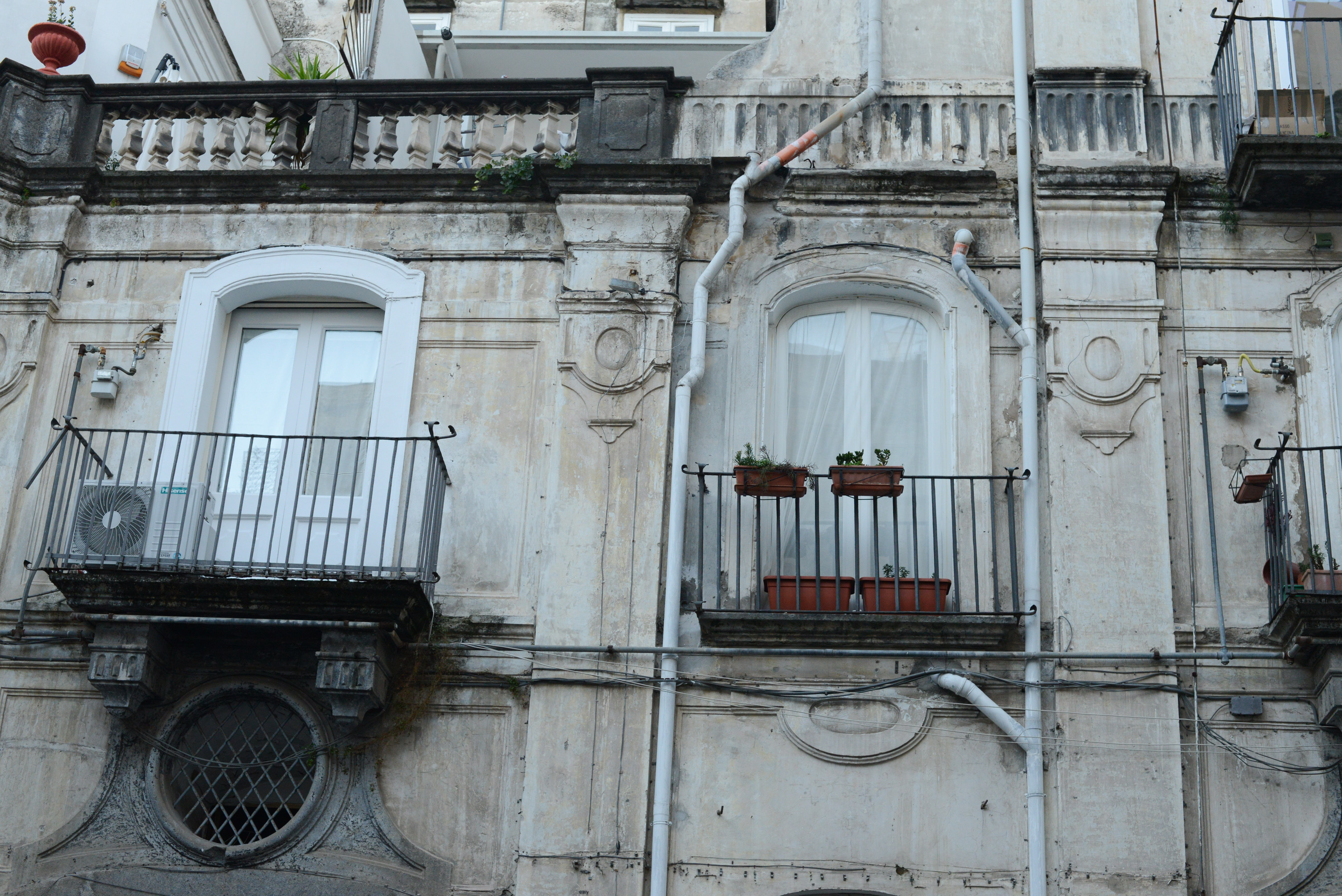 Ruthven, Finestre sul cortile - Palazzo Serra di Cassano (Montedidio, Napoli), 2016, fotografia digitale