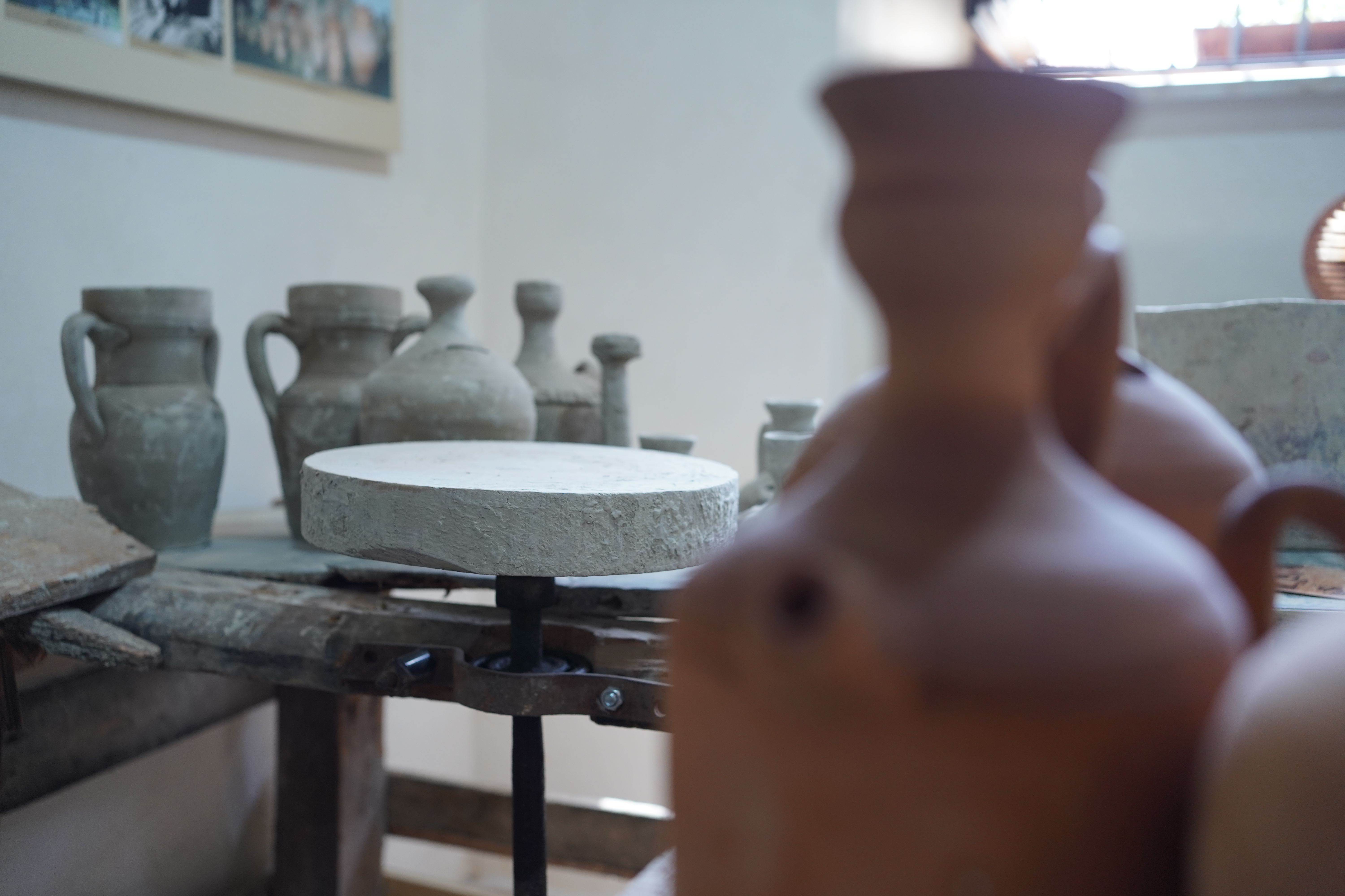 Lorenzo Russo - Museo civico del Mare, dell'Agricoltura e delle Migrazioni, L’arte vasaia, interni, 2025, fotografia digitale