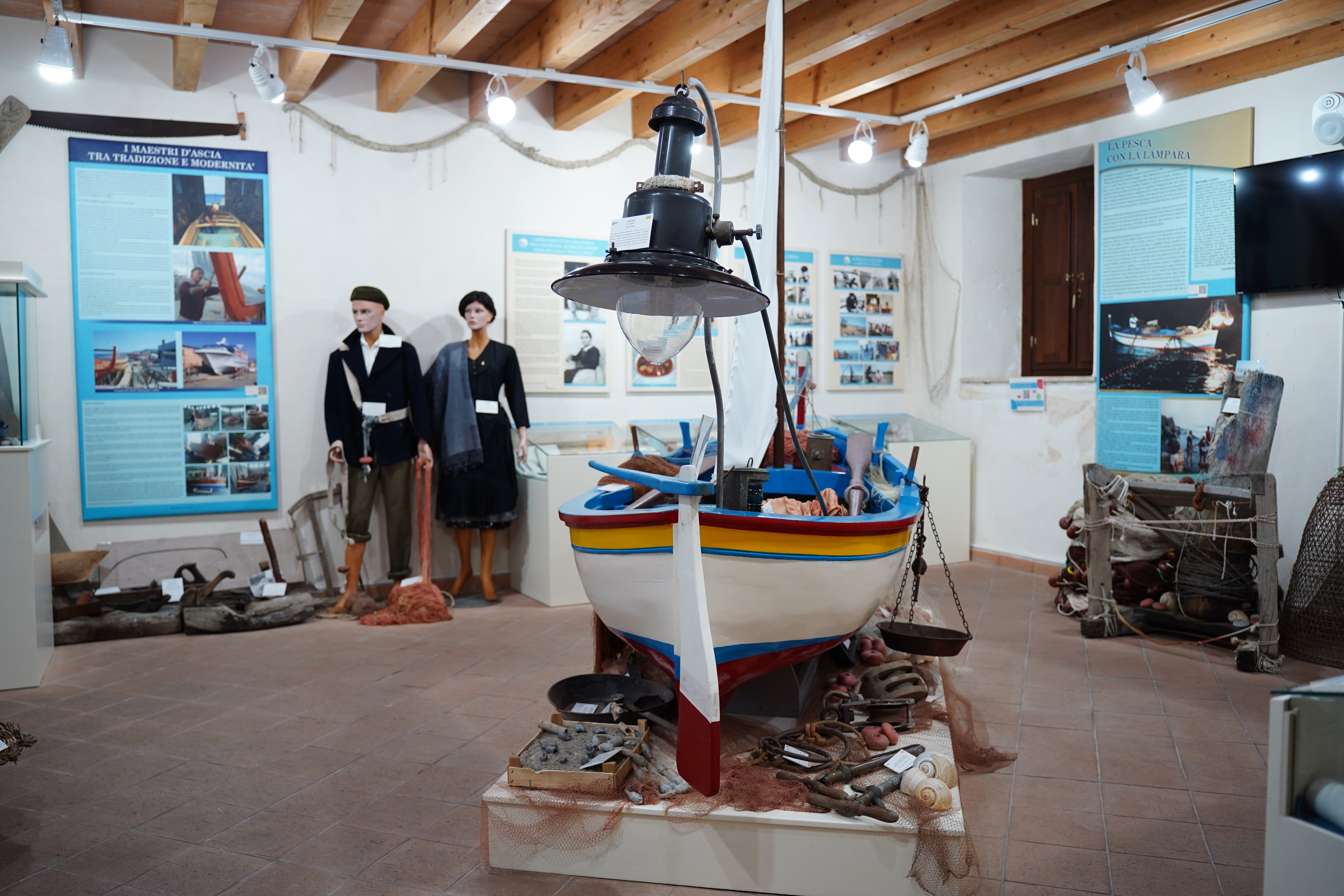 Lorenzo Russo - Museo civico del Mare, Sala del Mare e delle Culture Medieterranee, L’arte dei Maestri d’ascia, interni, 2025, fotografia digitale
