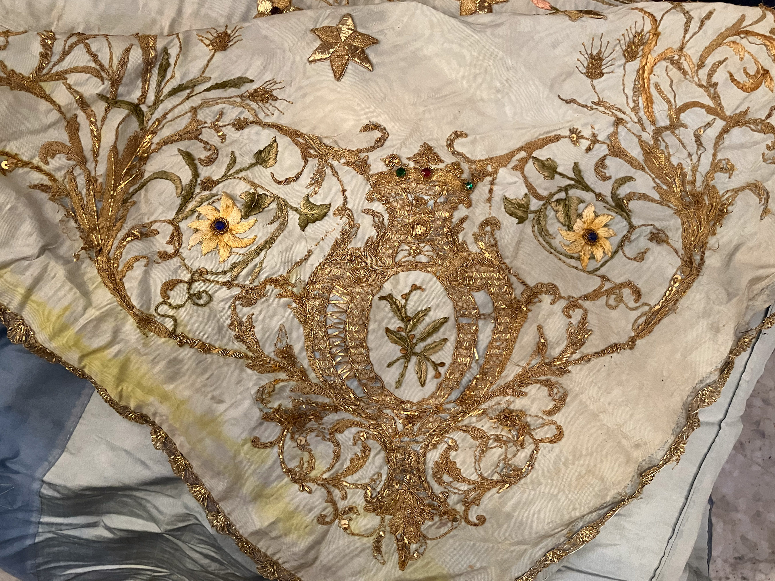 Roberto Monasterio, Pacentro – Abiti della Madonna di Loreto: particolare, Chiesa della Madonna di Loreto, 2024, fotografia digitale