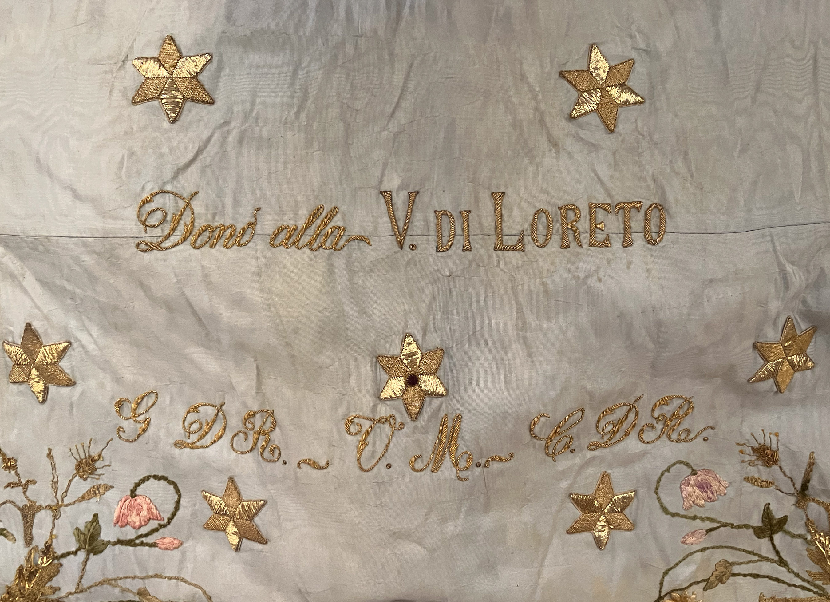Roberto Monasterio, Pacentro – Mantello della Madonna di Loreto: ex voto, 2024, fotografia digitale