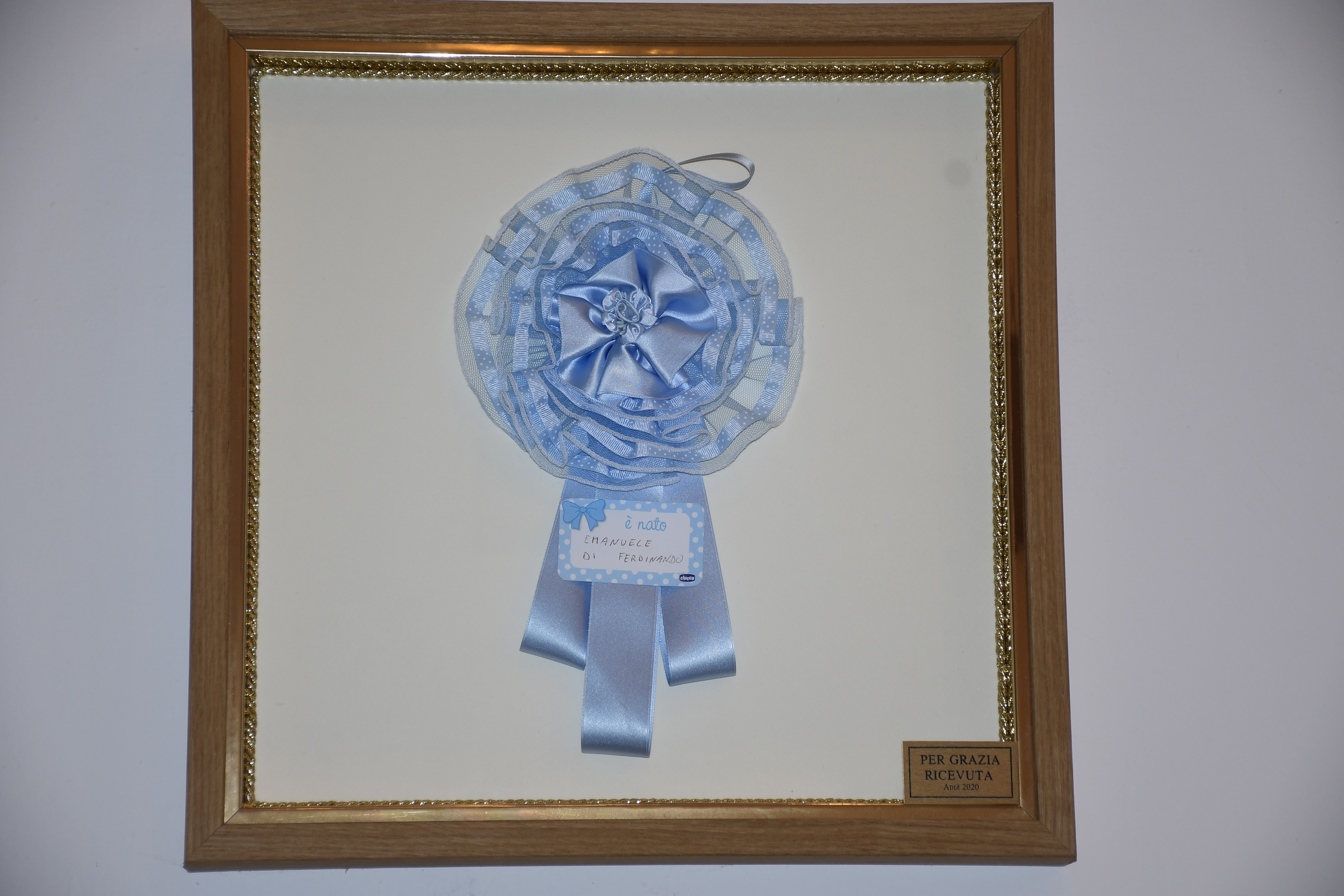 Bianka Myftari, Pacentro – Ex voto: fiocco azzurro incorniciato, Chiesa della Madonna di Loreto, 2024, fotografia digitale