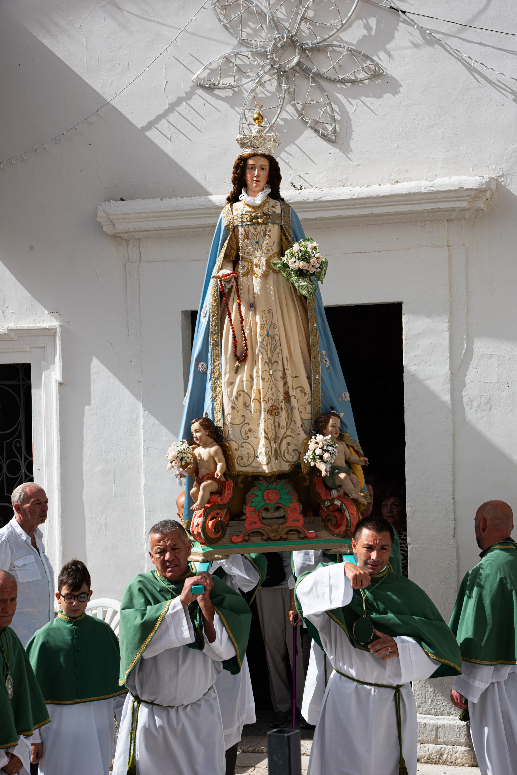 Roberto Monasterio, Pacentro – L’uscita della statua dalla Chiesa della Madonna di Loreto, 2024, fotografia digitale