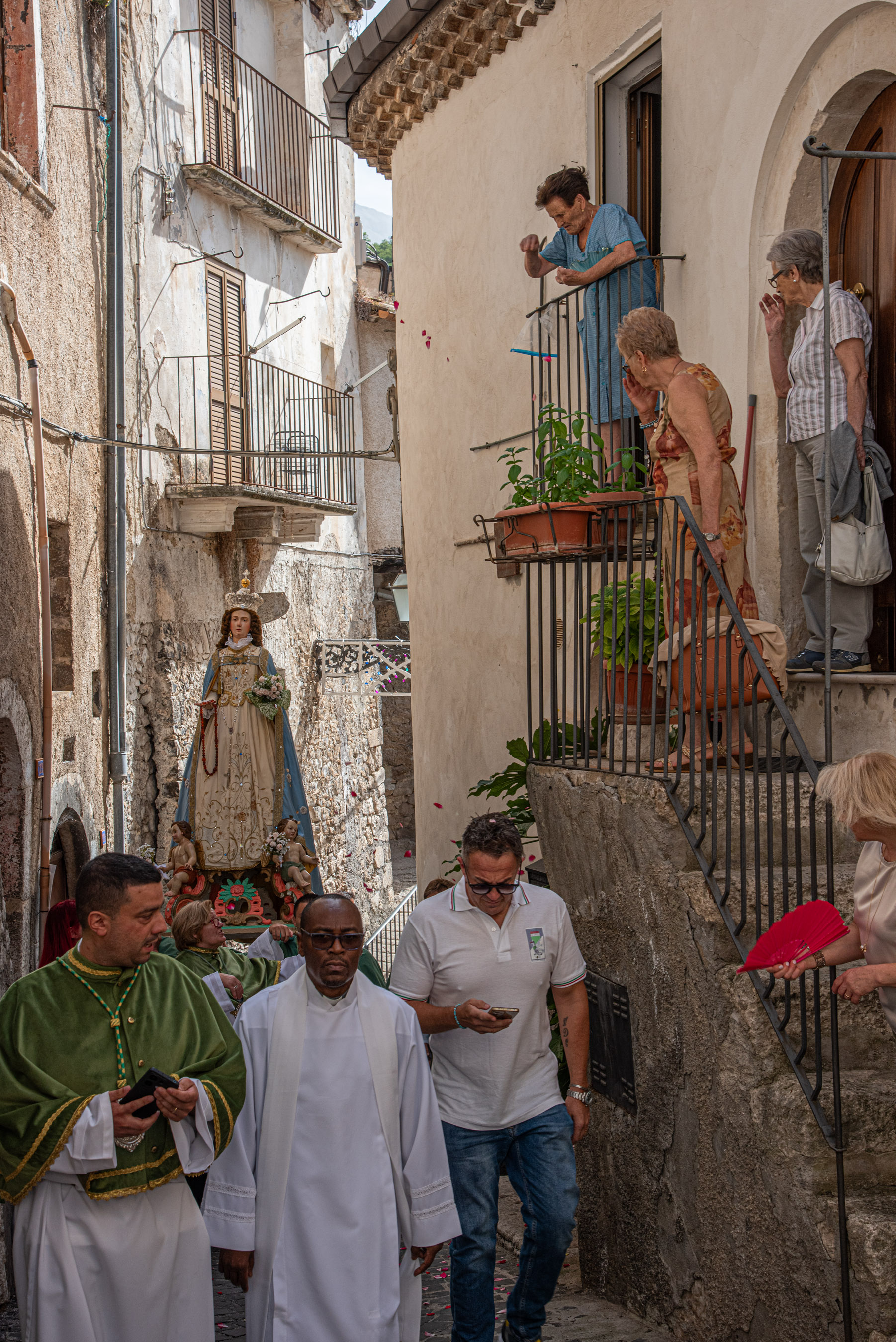 Roberto Monasterio, Pacentro – Processione verso la chiesa madre, 2024, fotografia digitale