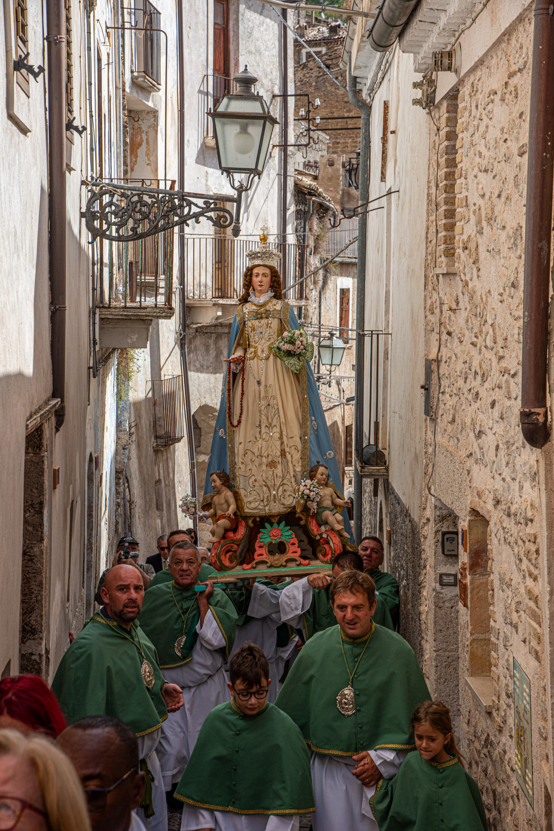 Roberto Monasterio, Pacentro – Passaggio della processione nei vicoli, 2024, fotografia digitale