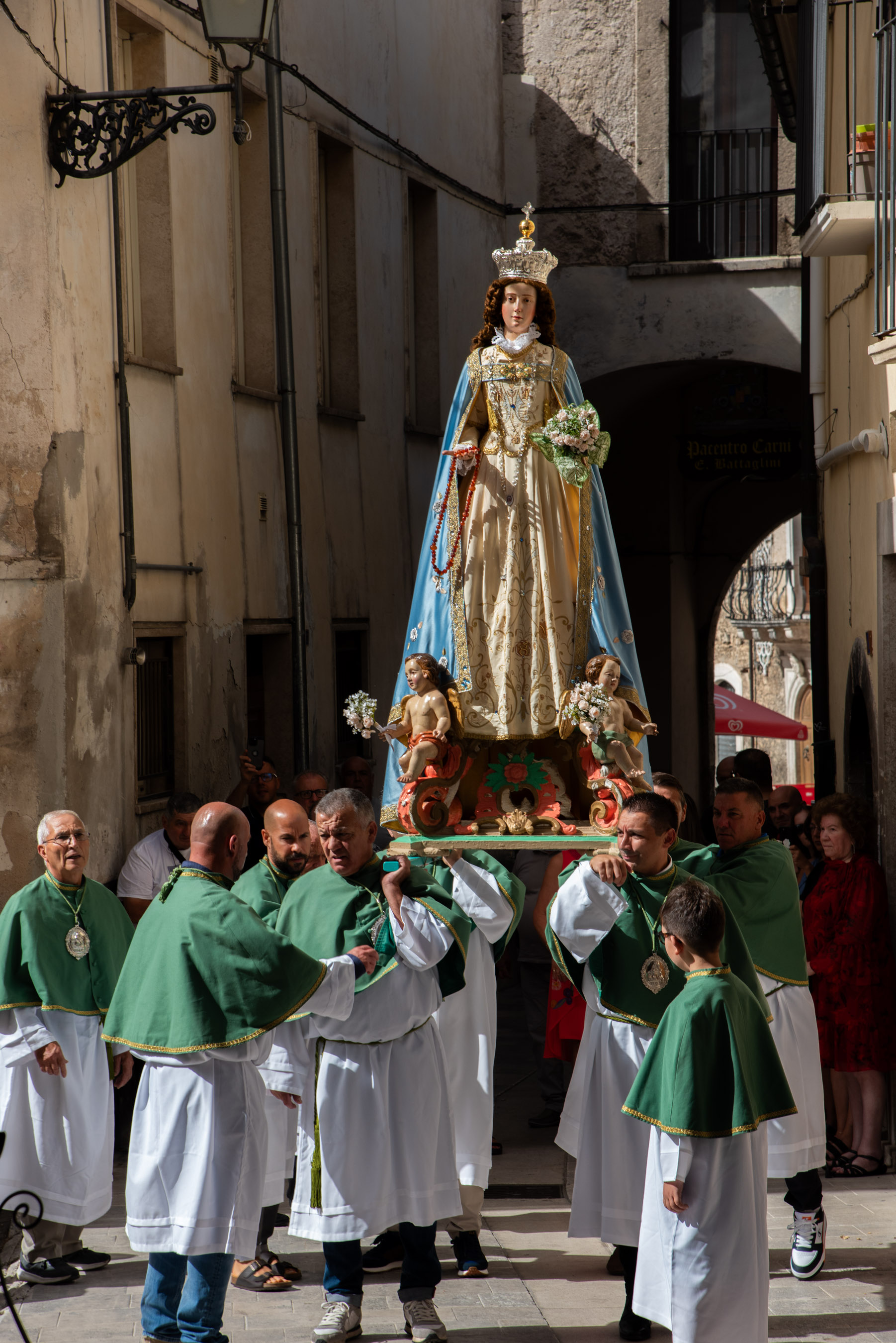 Roberto Monasterio, Pacentro – L’arrivo in piazza, 2024, fotografia digitale