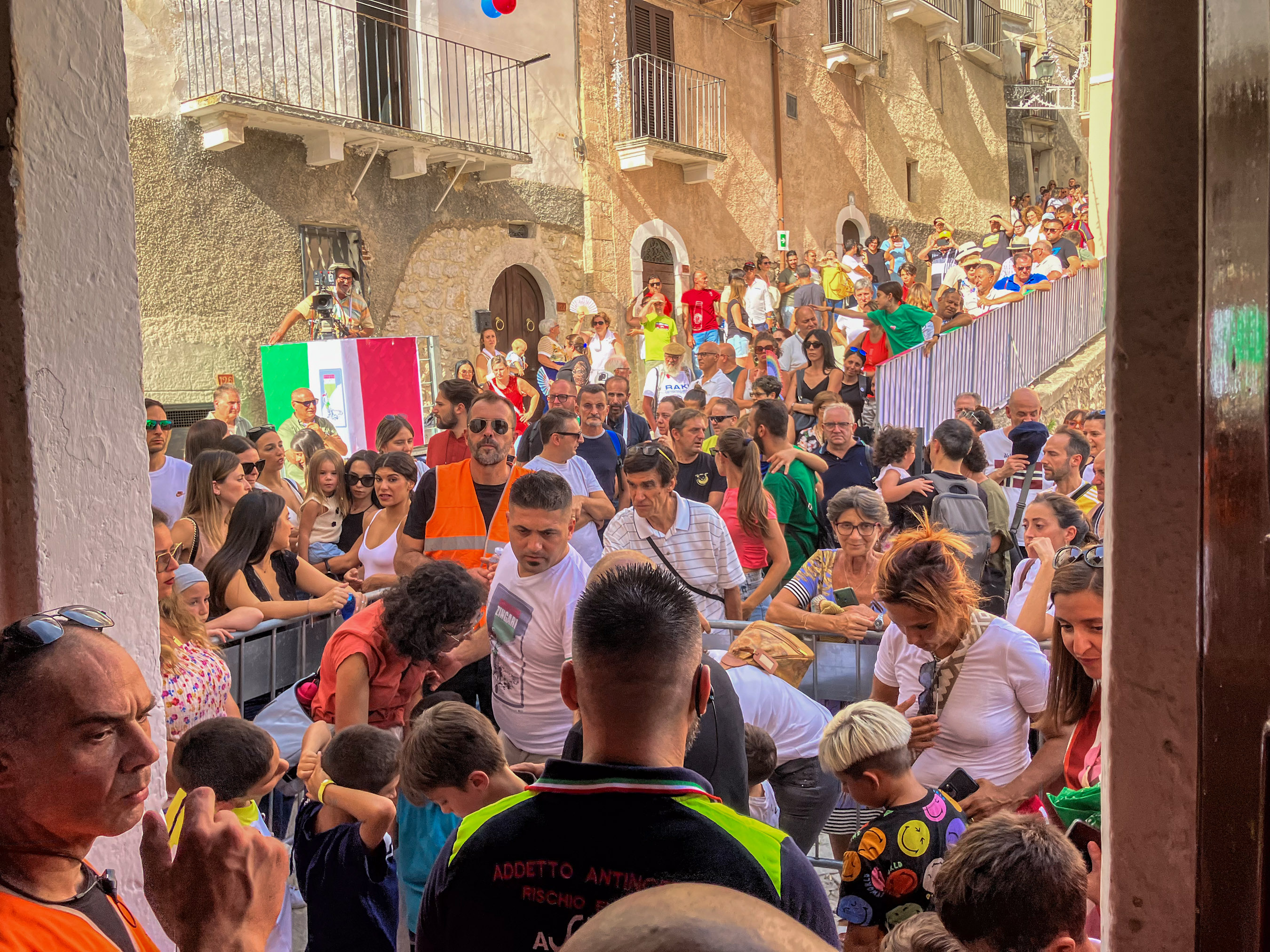 Roberto Monasterio, Pacentro – La folla in via Guardiola, 2024, fotografia digitale