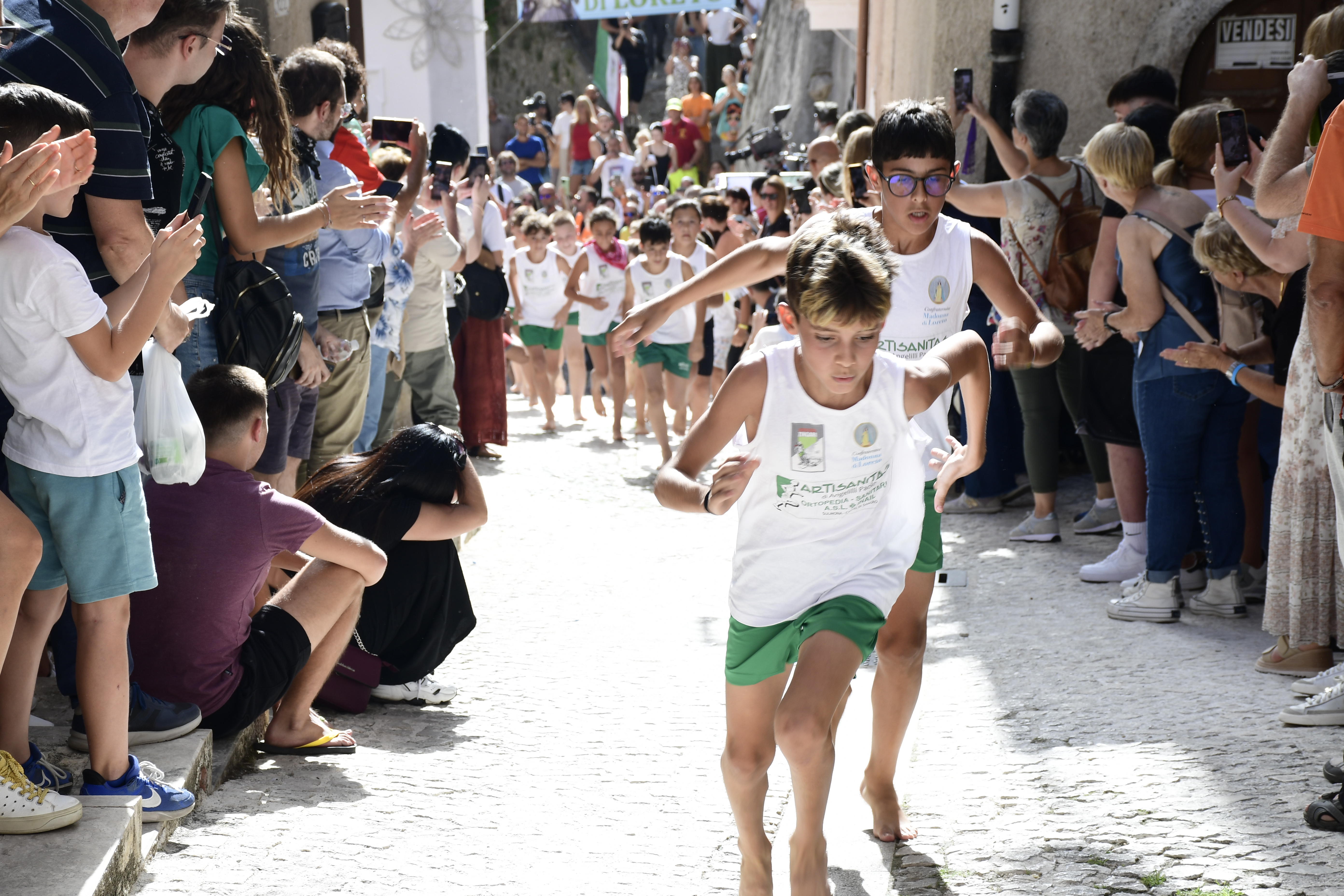 Bianka Myftari, Pacentro – Zingarelli in via Guardiola durante la corsa, 2024, fotografia digitale