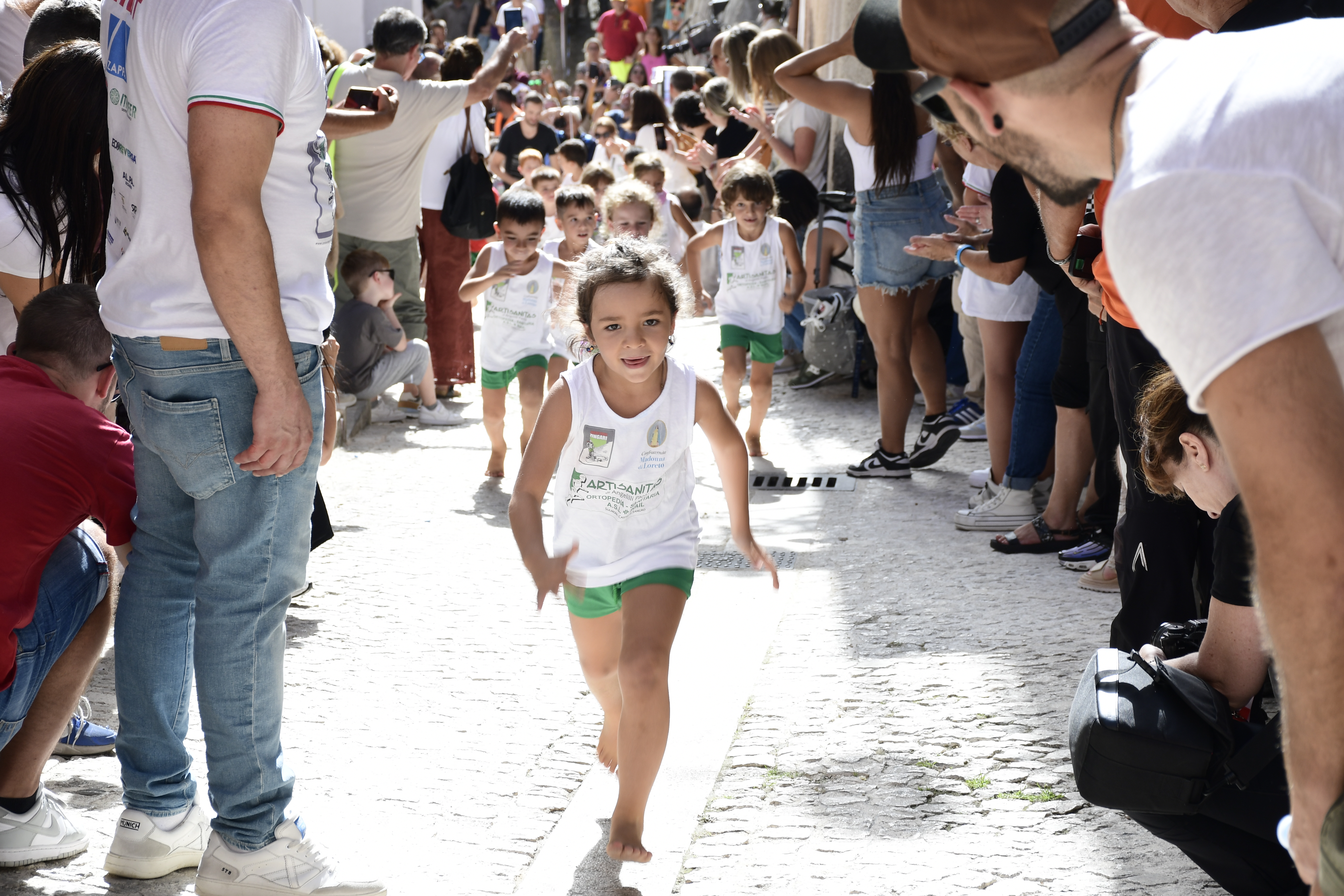 Bianka Myftari, Pacentro – Zingarelli lungo via Guardiola, 2024, fotografia digitale