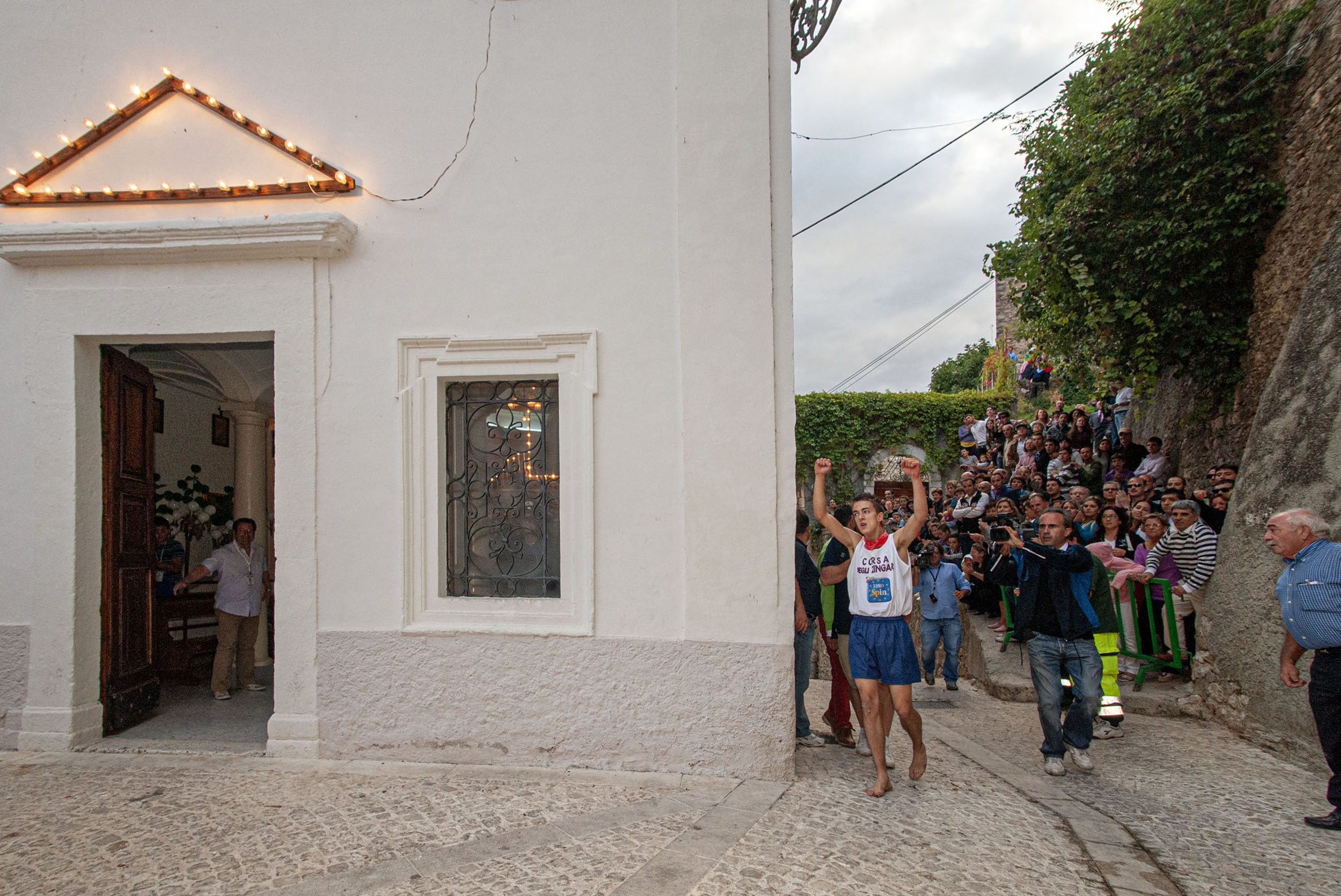Roberto Monasterio, Pacentro – Ingresso in chiesa del vincitore, 2009, fotografia digitale