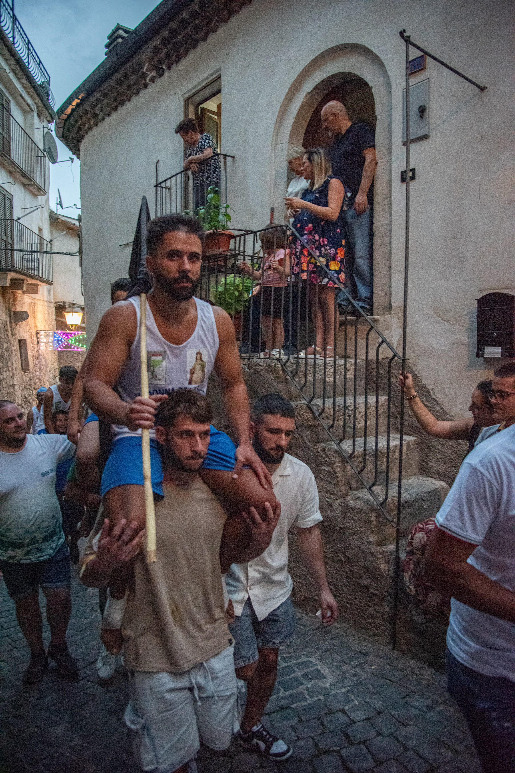 Roberto Monasterio, Pacentro – Zingari in trionfo per le vie del paese, 2024, fotografia digitale