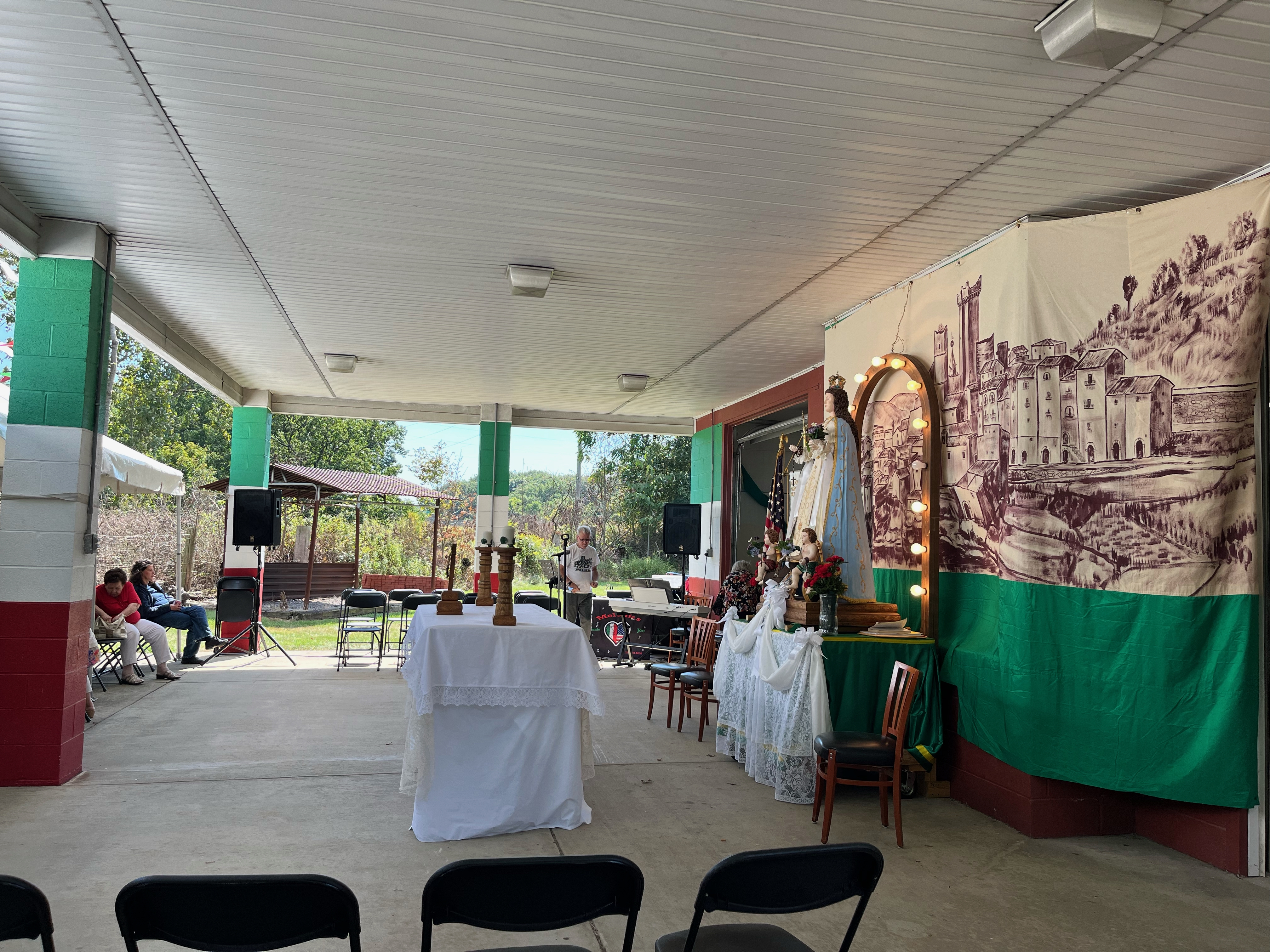 Enrico Grammaroli, Youngstown (Ohio, USA) – Preparativi per la messa della Madonna di Loreto, 2024, fotografia digitale