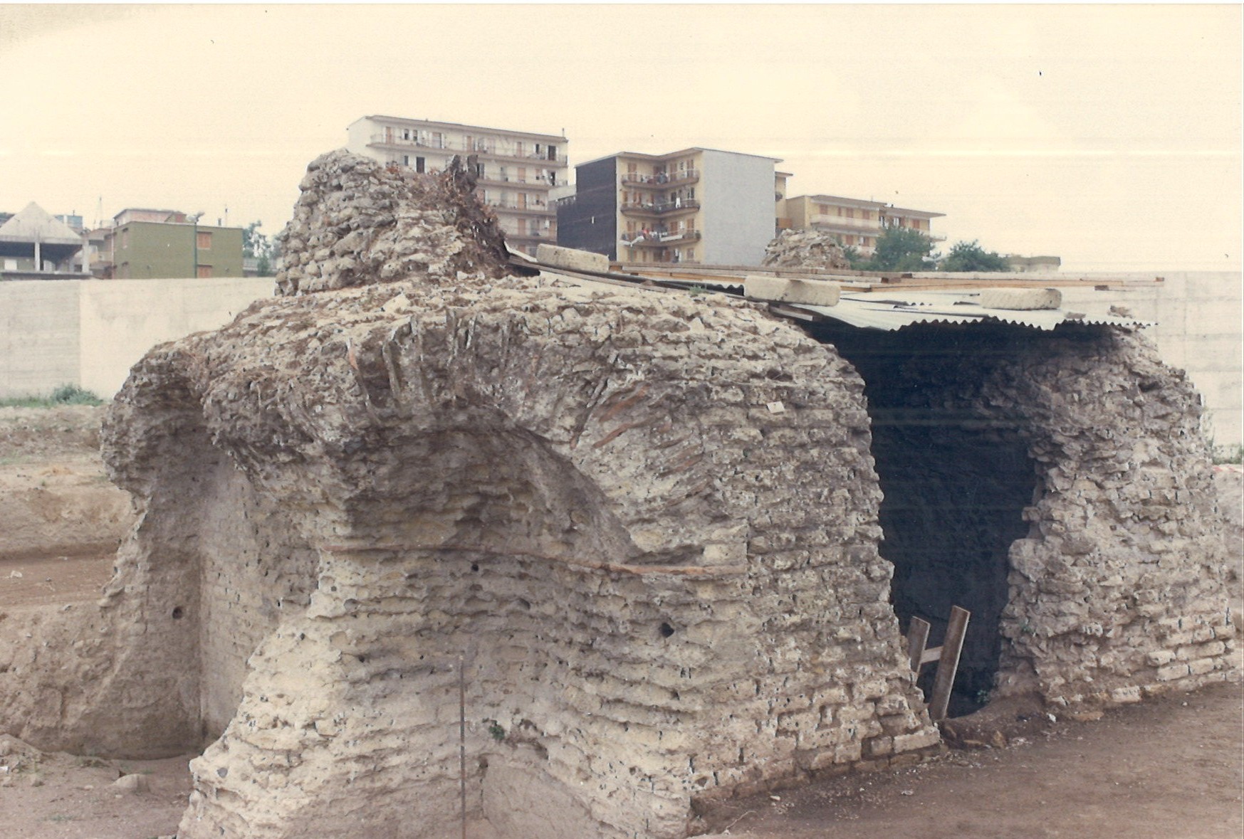 Mausoleo di Pianura, ricerche archeologiche e documentazione fotografica negli anni 1988 e 1989 nell’area del Polo Artigianale. Veduta del monumento durante gli scavi, prima degli interventi di consolidamento e restauro.