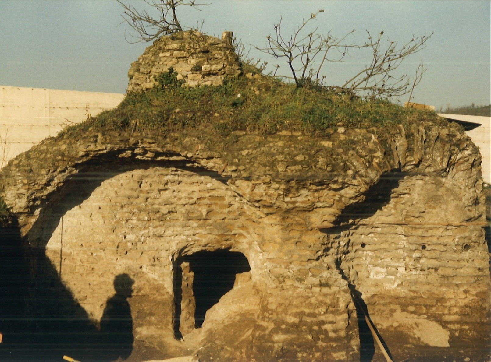 ‘’I ragazzi dello Scavo’’. Mausoleo di Pianura, ricerche archeologiche e documentazione fotografica negli anni 1988 e 1989 nell’area del Polo Artigianale. Veduta del monumento durante gli scavi, prima degli interventi di consolidamento e restauro.